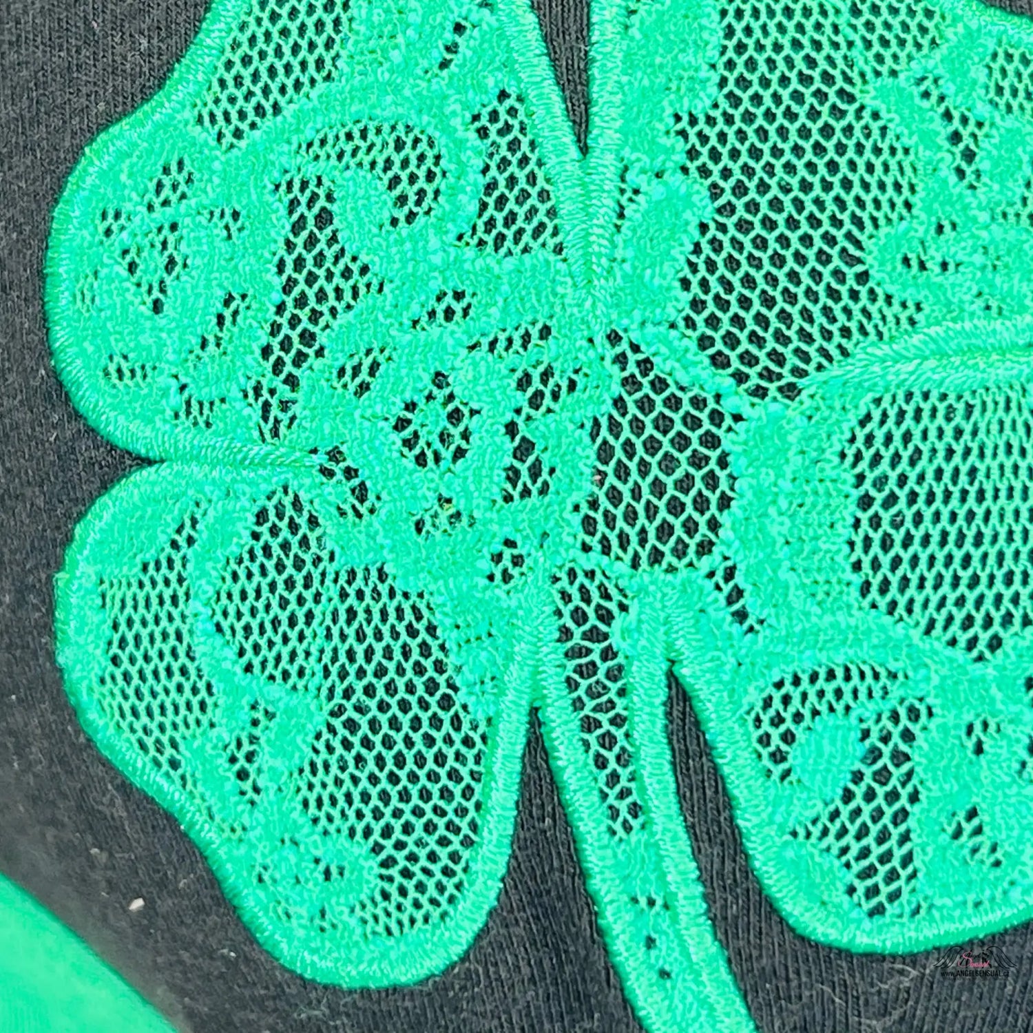 Bavlněná braletka Victoria’s Secret s vyšívanými čtyřlístky na přední straně