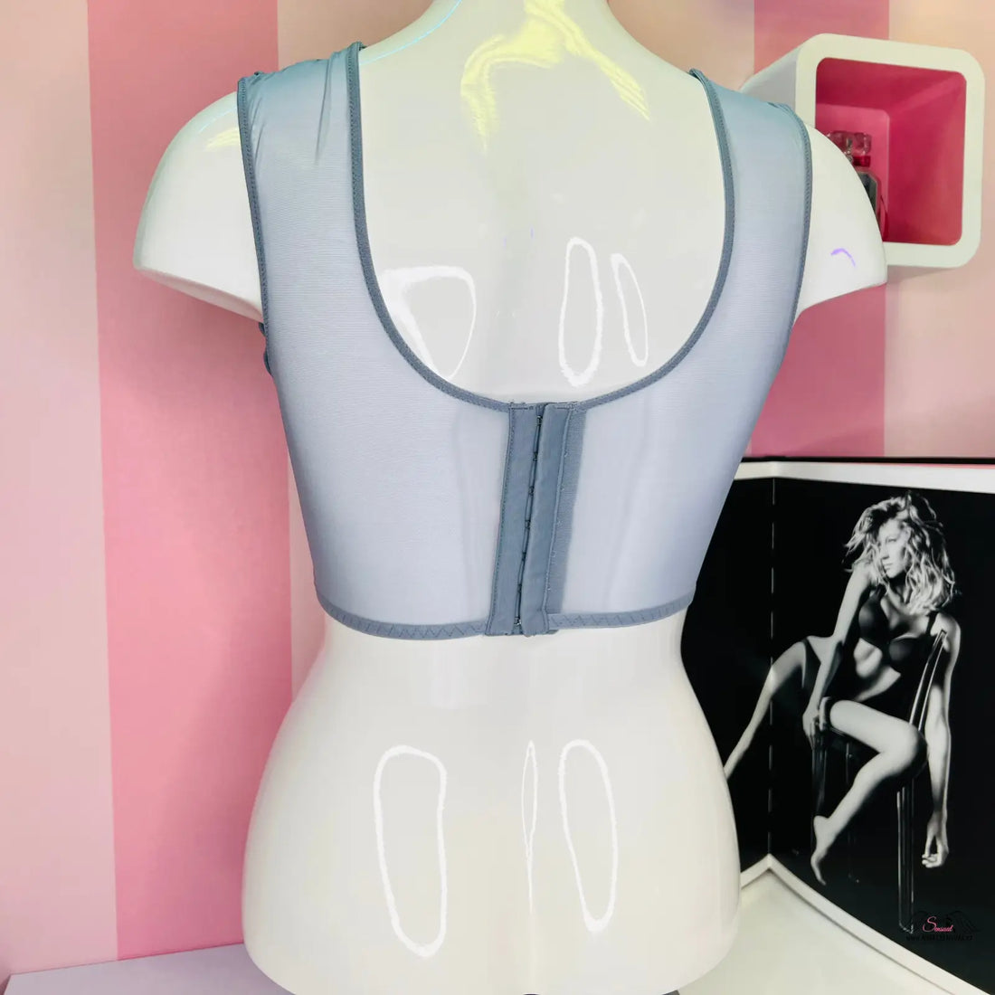 Šedá síťovaná braletka Dream Angels s ozdobným předním výšiváním na figuríně