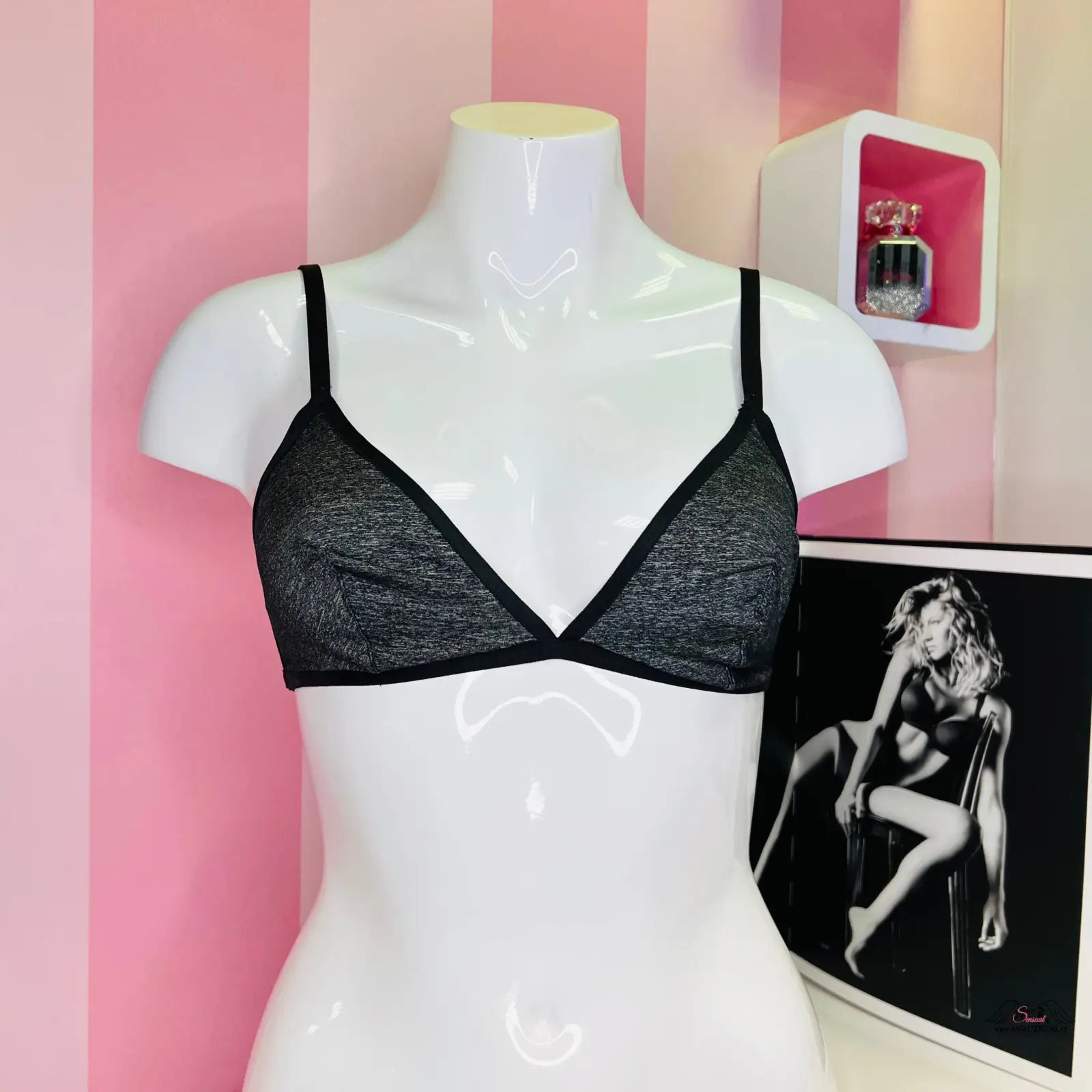 Stylová braletka Victoria’s Secret s trojúhelníkovým střihem na růžovo-bílé pruhované stěně