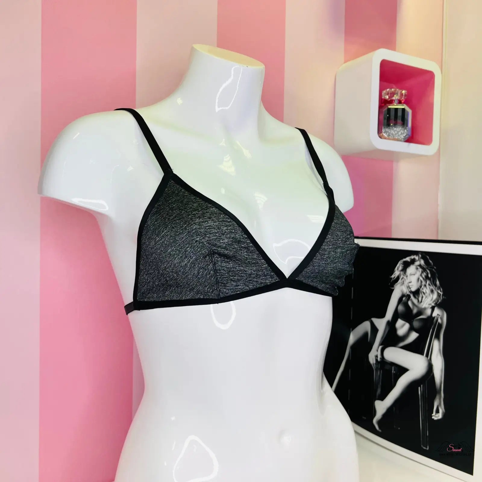 Stylová braletka Victoria’s Secret s trojúhelníkovým střihem na růžovo-bílé pruhované zdi