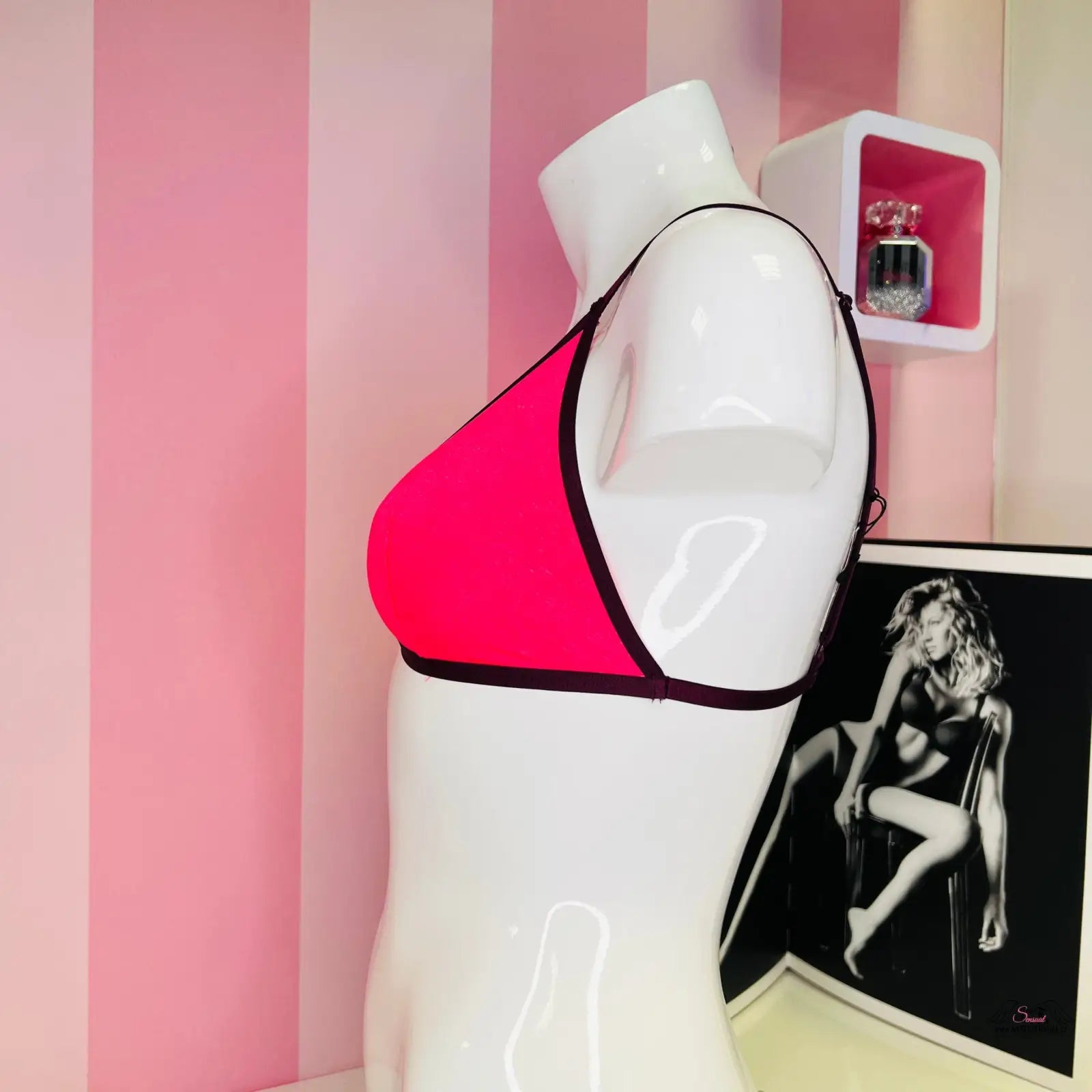 Manne s růžovou a černou stylovou braletkou s trojúhelníkovým střihem, apparel & accessories
