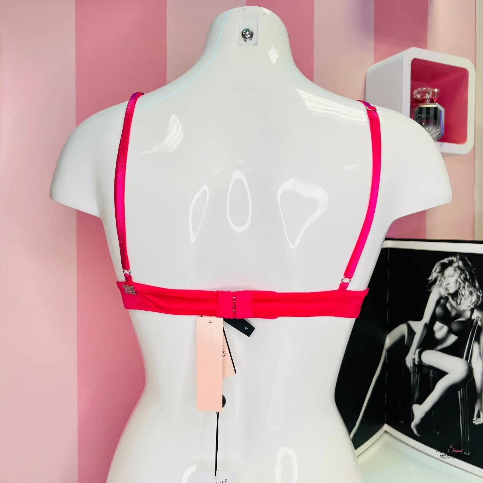 Bílá figurína s červenými bra straps luxusní růžová braletka kolekce Love for Lemons