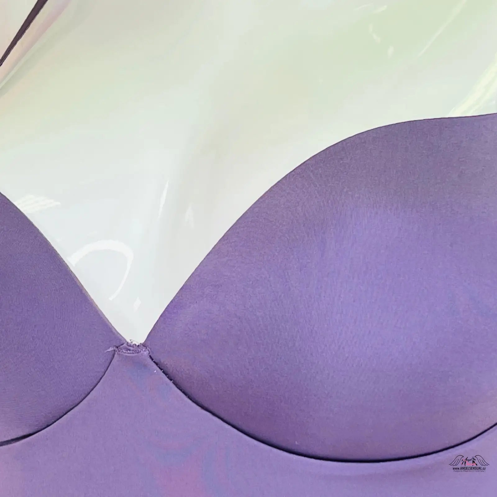 Překrásná braletka Victoria’s Secret s zakřivenými košíčky, podpůrná kouskem spodního prádla Victoria’s Secret