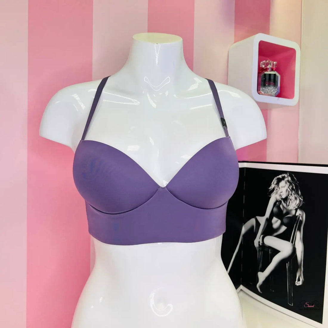 Překrásná podpůrná braletka Victoria’s Secret v fialové barvě na bílém modelu