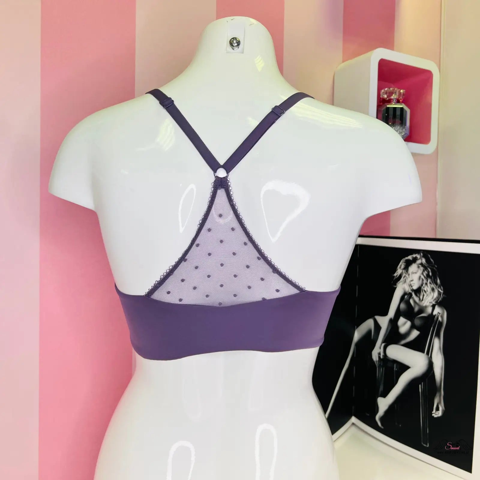 Překrásná braletka Victoria’s Secret s polka dot mesh a crossed straps na mannequin