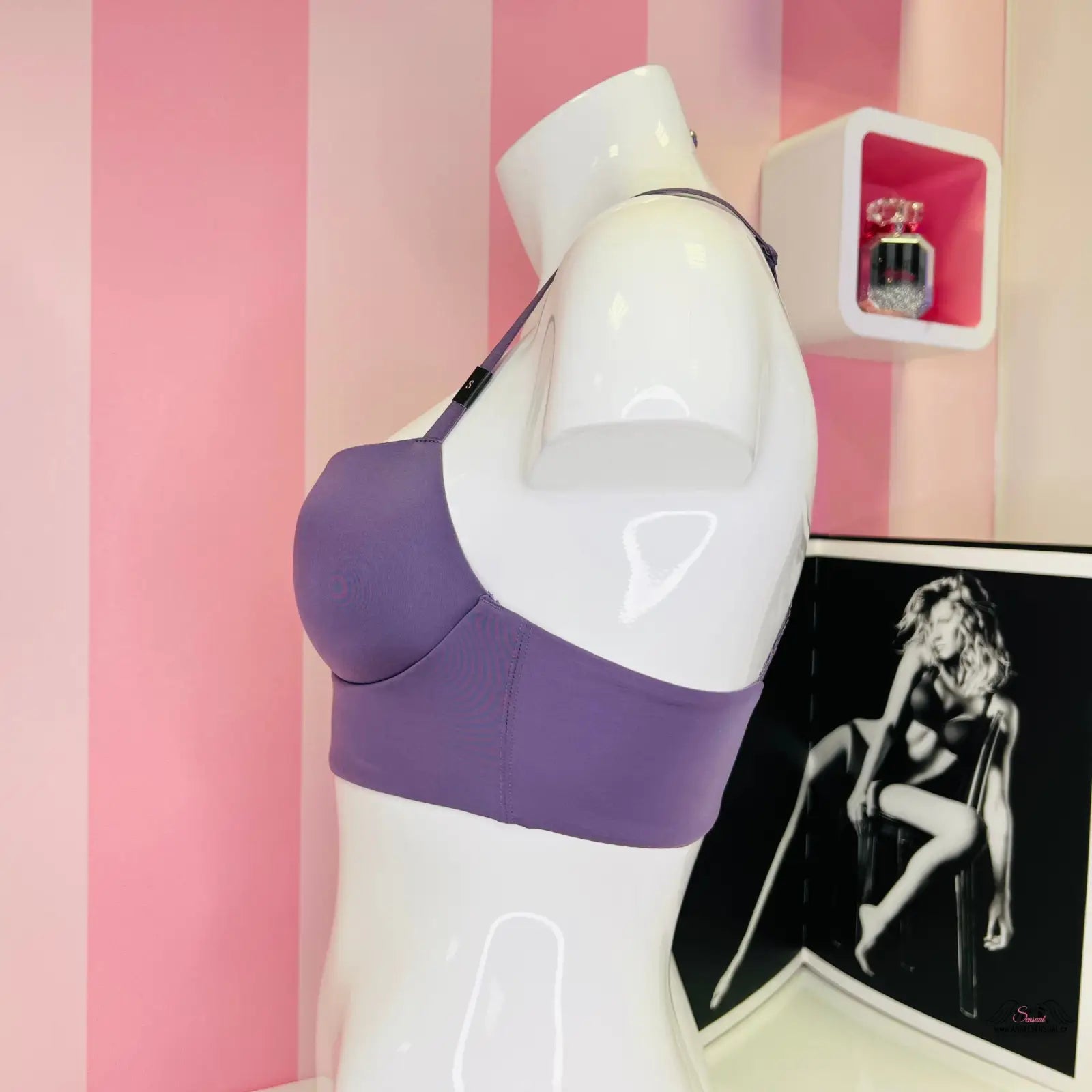 Překrásná braletka Victoria’s Secret na bílé figuríně, podpůrná braletka Victoria’s Secret