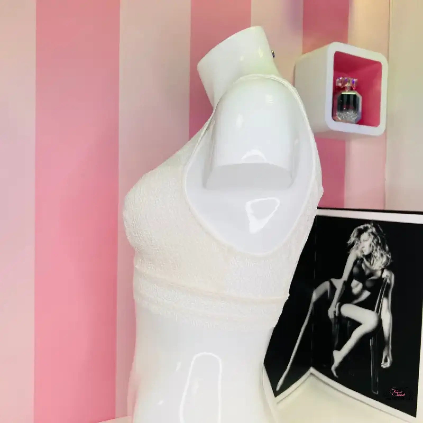 Bílá manekýnská torzo Victoria’s Secret lingerie pro elegantní apparel & accessories