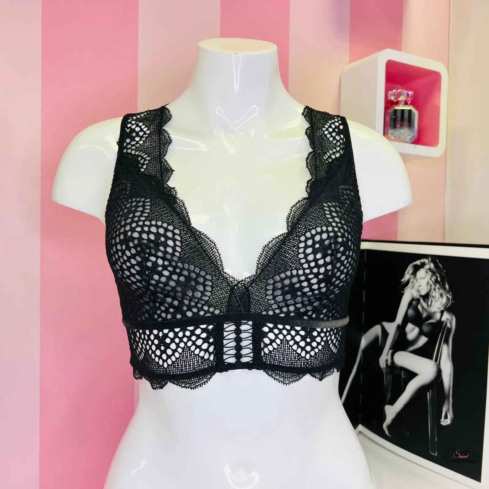 Arafed černé braletka Victoria’s Secret na figuríně s růžovou pruhovanou stěnou, velmi sexy bralette Victoria’s Secret
