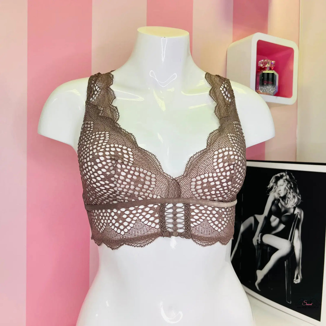 Zobrazena velmi sexy bralette Victoria’s Secret na manekýně s obrázkem ženy v bikinách