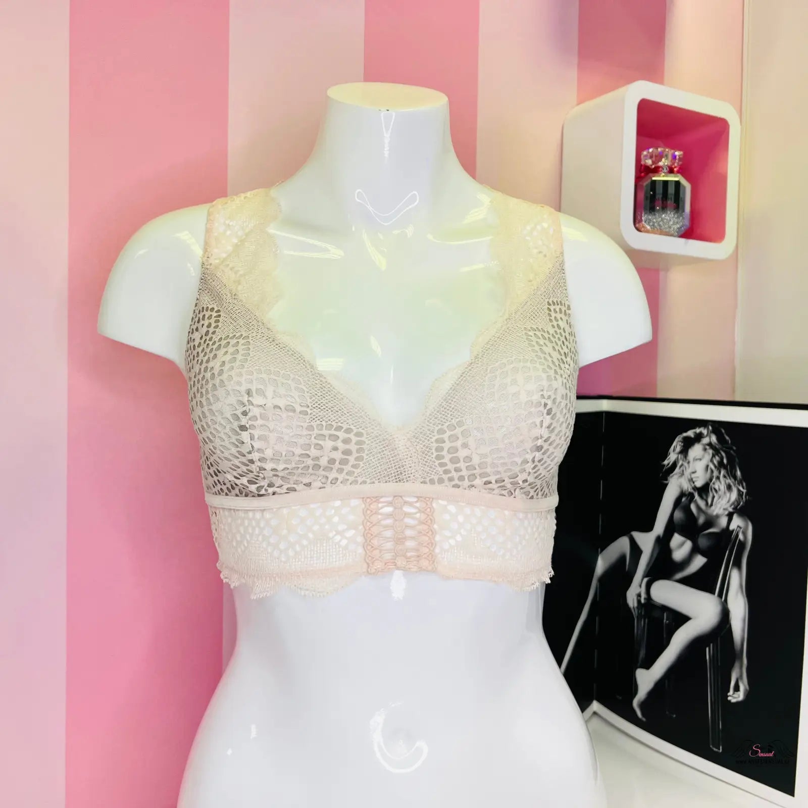 Manekýn s růžovo-bílé pruhované stěny, velmi sexy bralette Victoria’s Secret