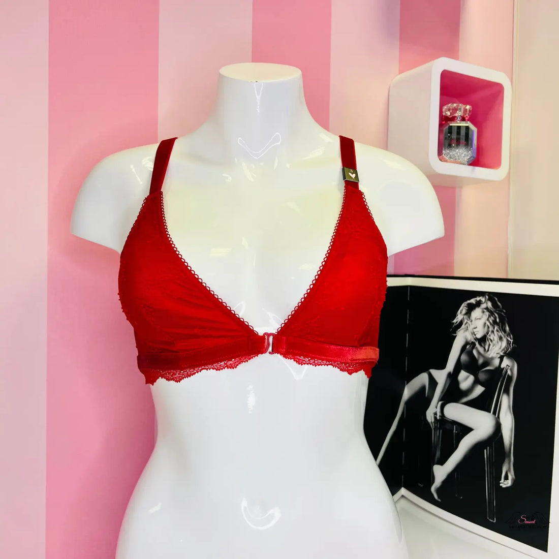 Krajkový červený bralette Victoria’s Secret s černobílou fotografií ženy, nastavitelnými popruhy