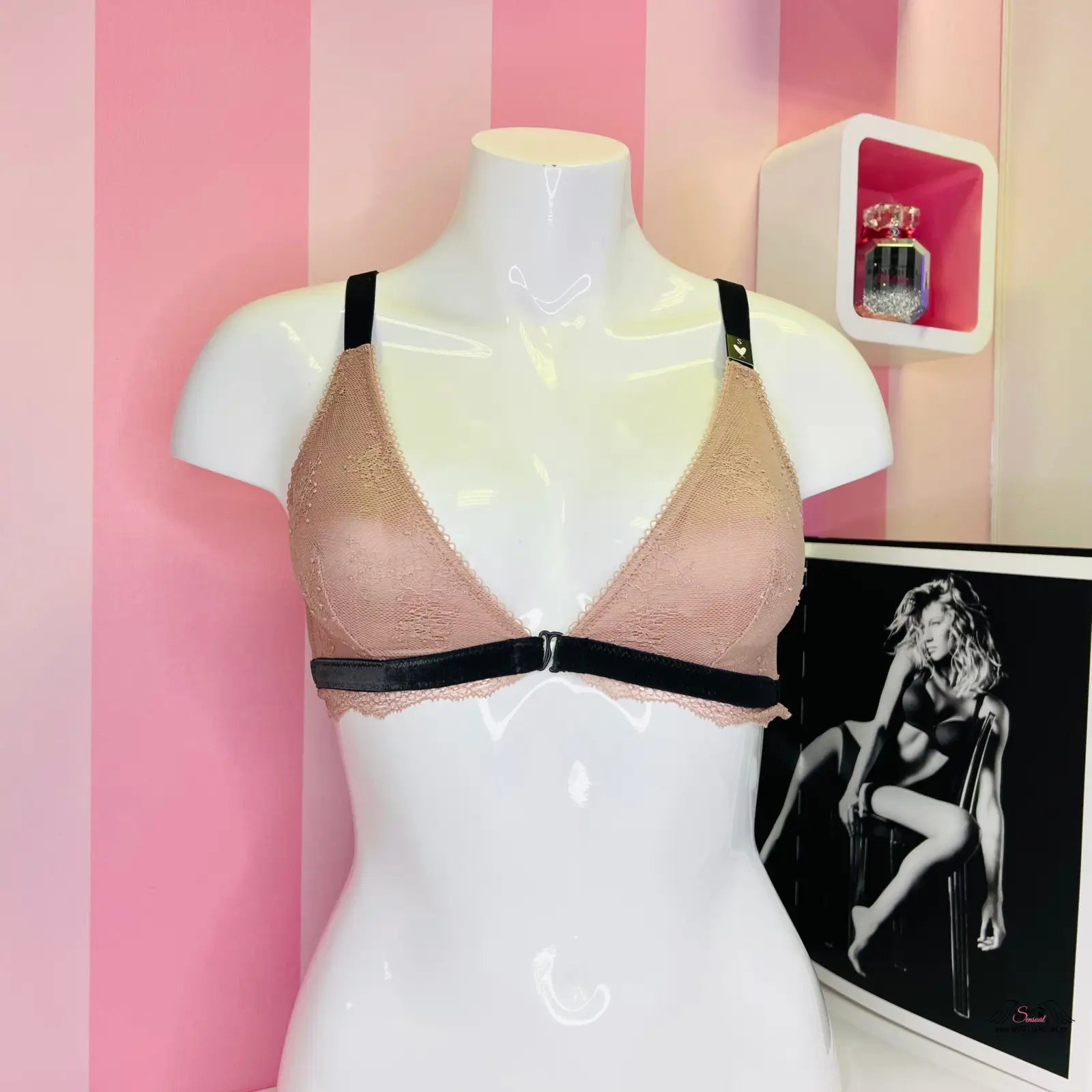 Manne s růžovo-černým krajkovým červeným bralette Victoria’s Secret s nastavitelnými popruhy