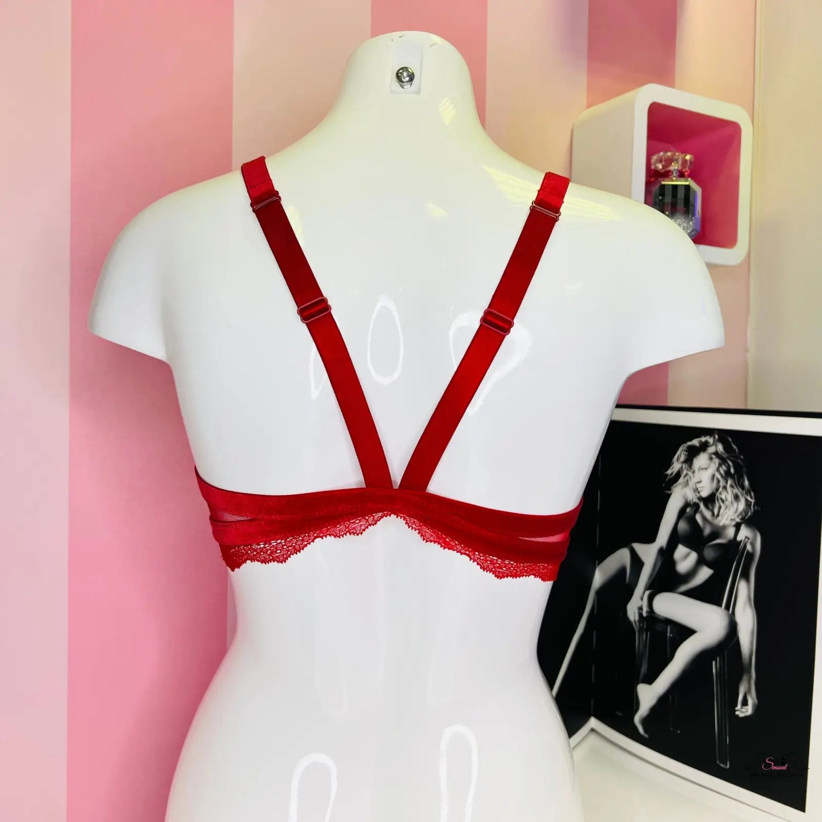 Manek s krajkovým červeným braletem a černobílou fotografií, Victoria’s Secret Braletka Krajková