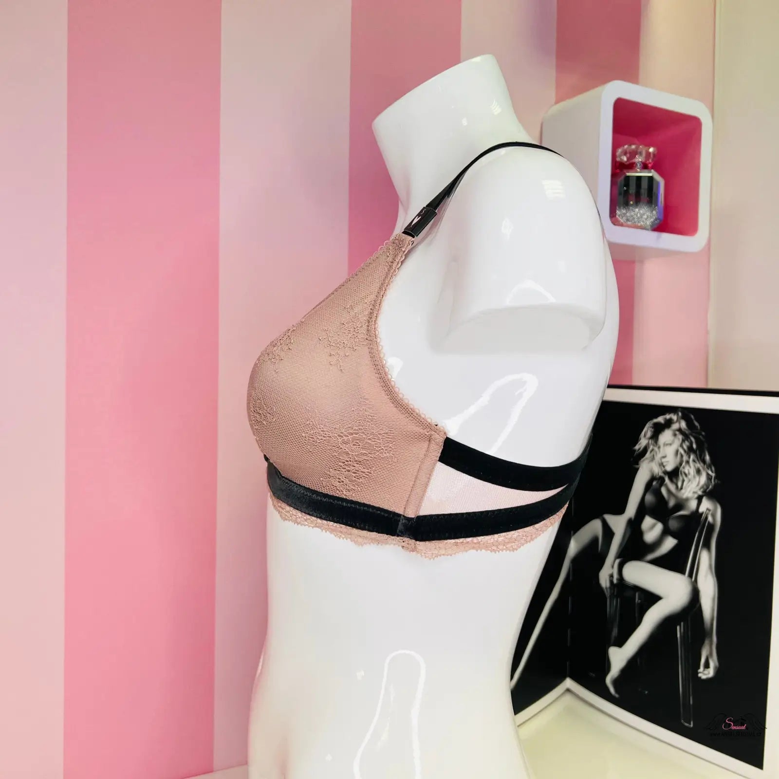 Krajkový červený bralette Victoria’s Secret s nastavitelnými popruhy a fotografií ženy