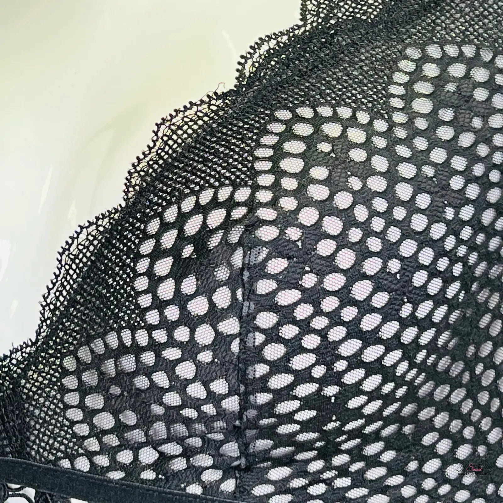 Victoria’s Secret velmi sexy bralette s černou krajkou a bílými puntíky