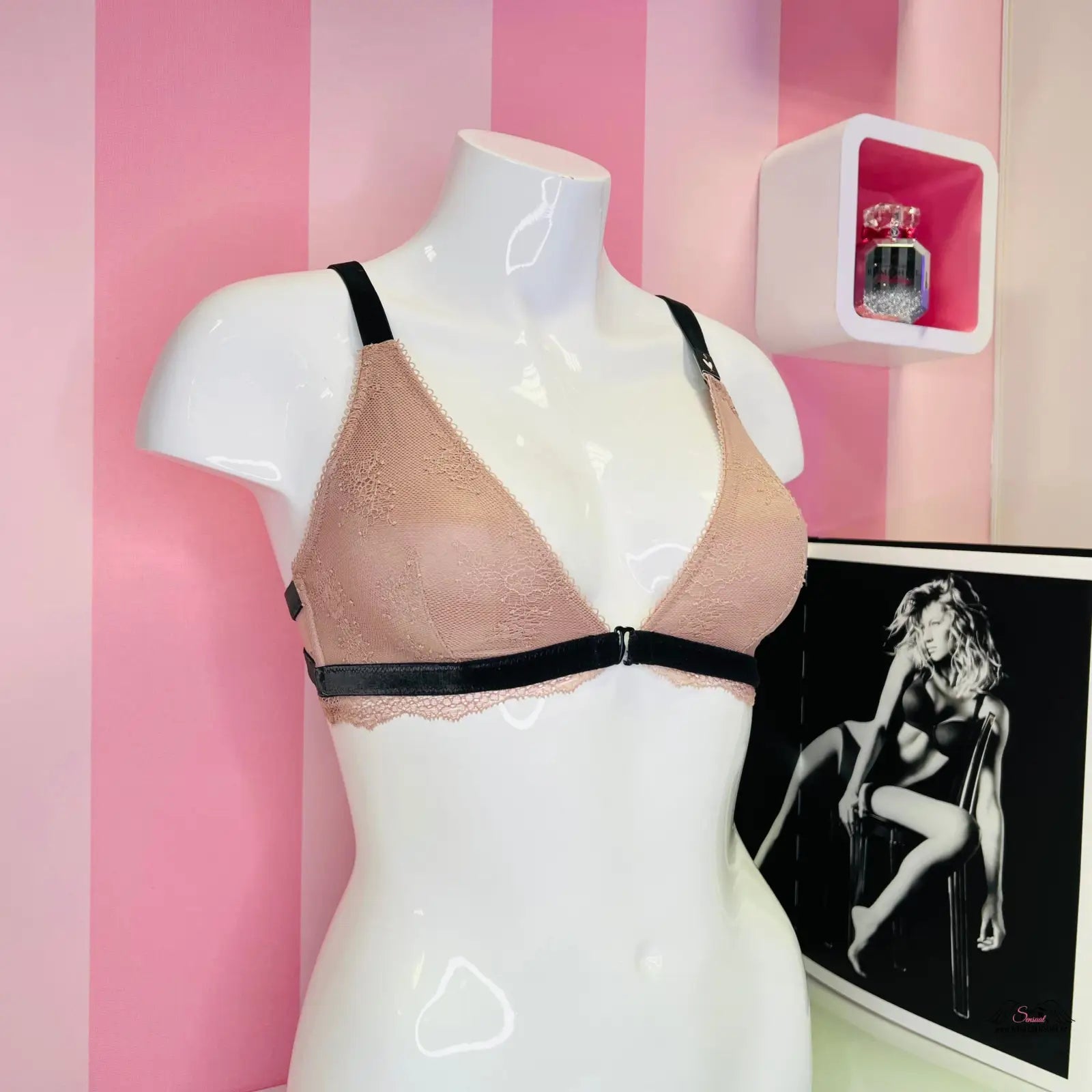 Manek s růžovým a černým krajkovým braletem Victoria’s Secret s nastavitelými popruhy