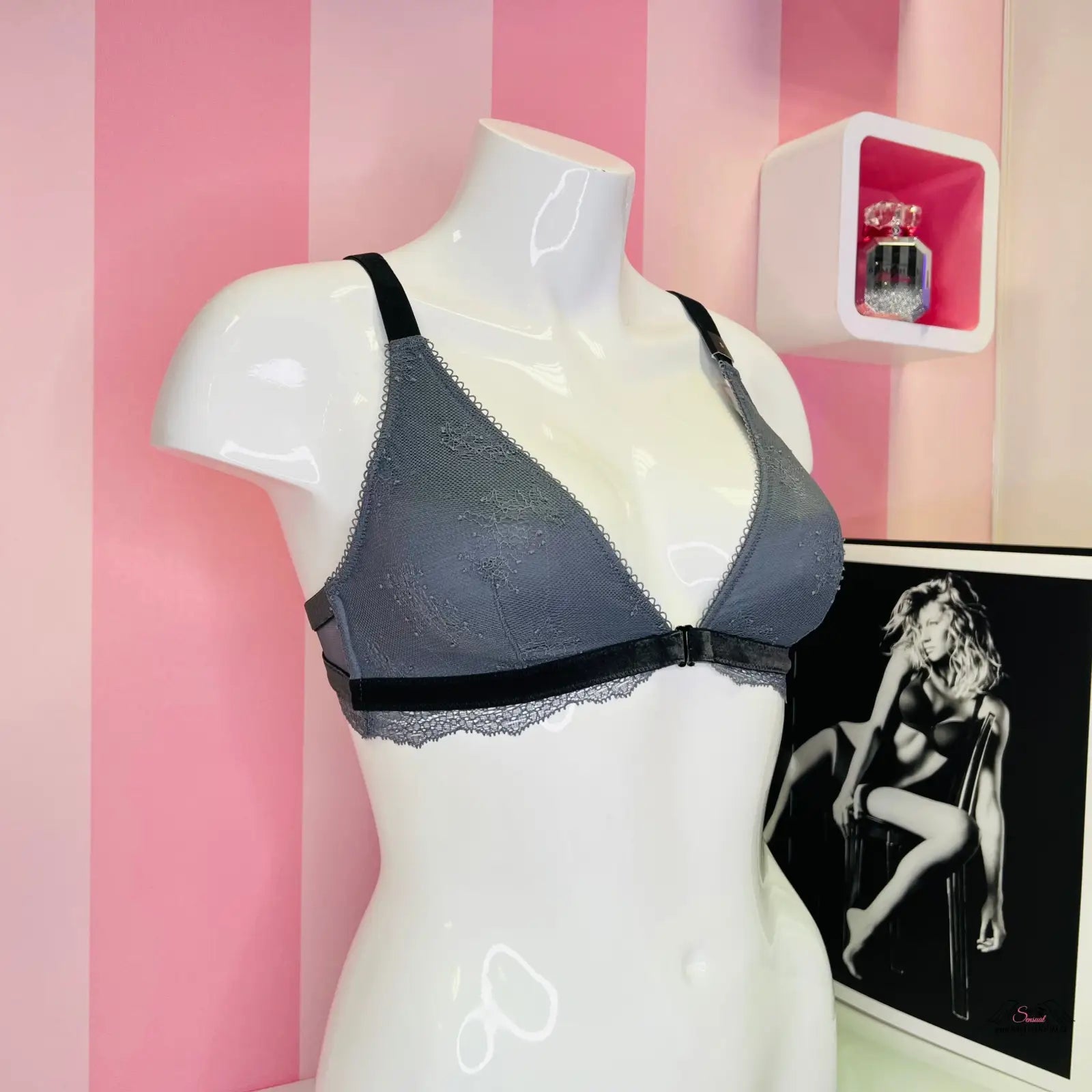 Krajkový červený bralette Victoria’s Secret s nastavitelnými popruhy a obrázkem ženy