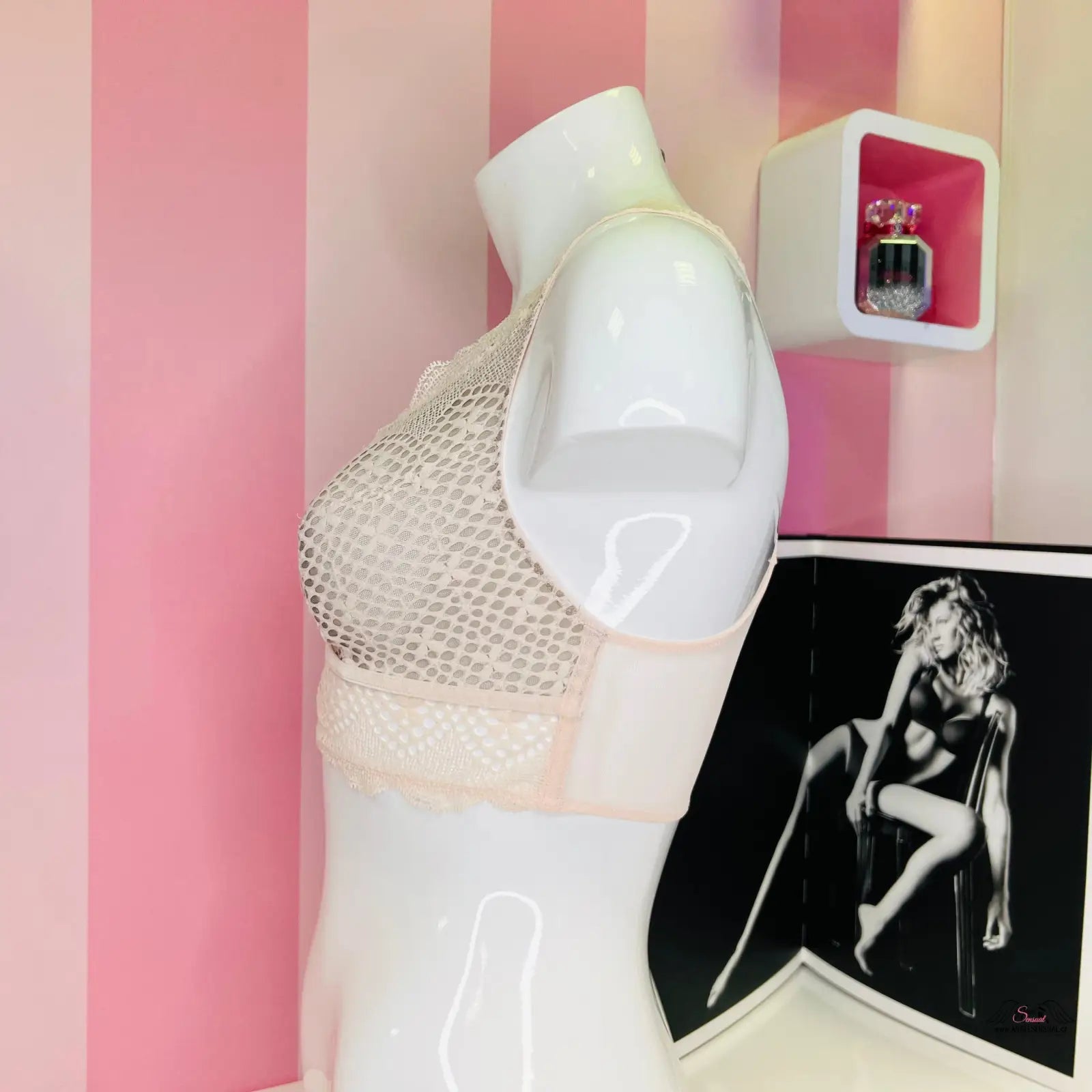 Manek s obrázkem ženy na velmi sexy bralette Victoria’s Secret Krajková Více Barev