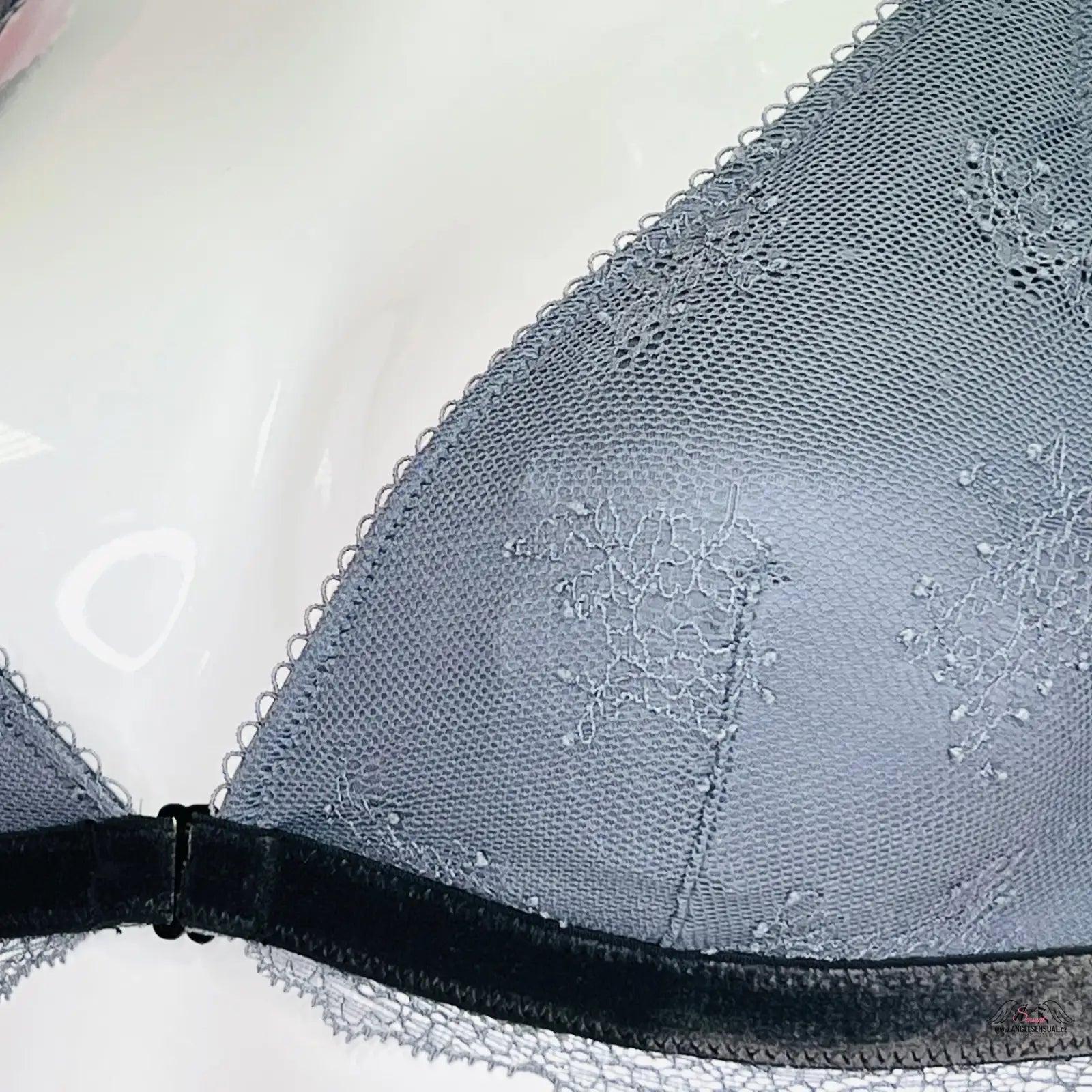Blízký záběr krajkového červeného bralette s nastavitelnými popruhy od Victoria’s Secret