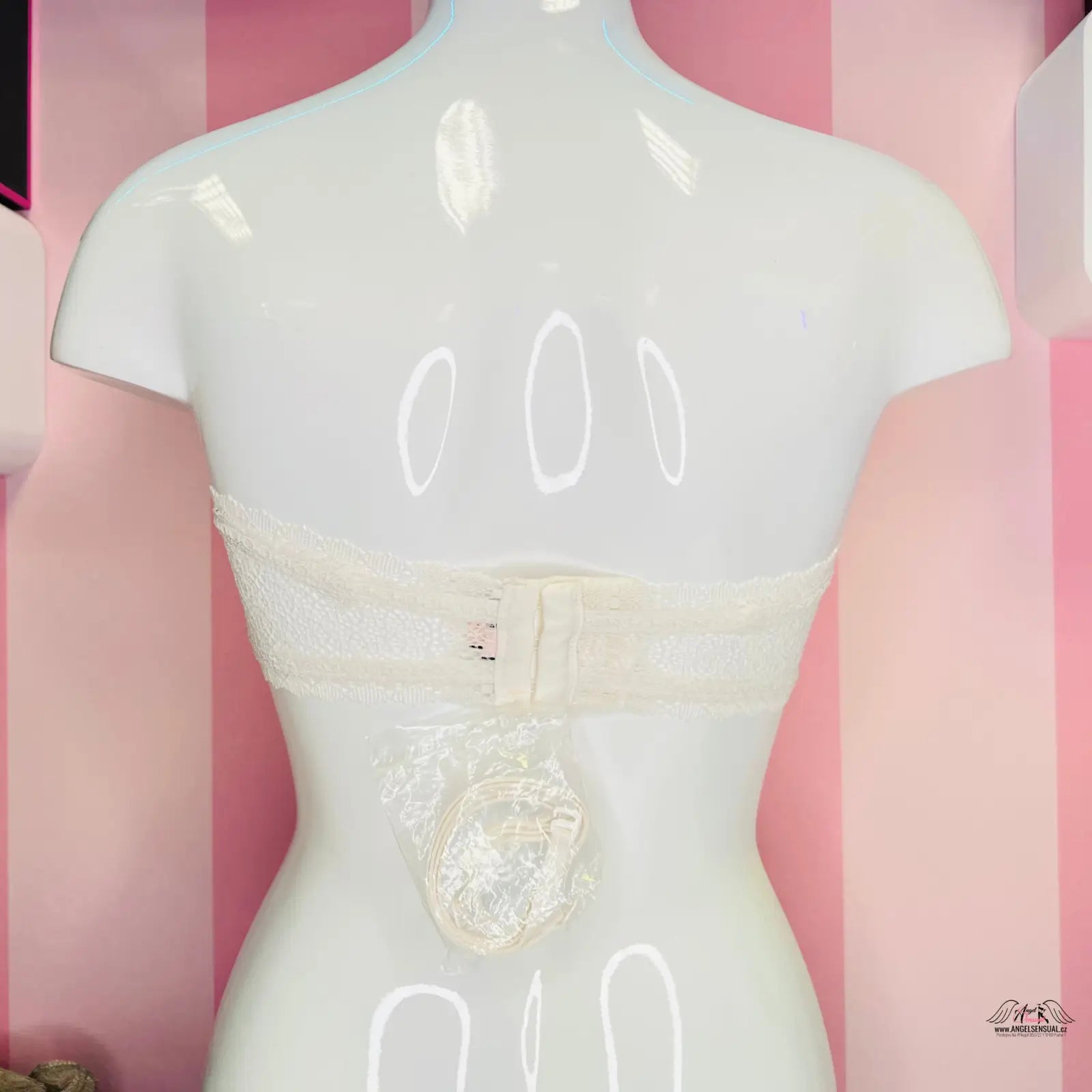 Manekýn s bílým krajkovým braletkou ve stylu Agent Provocateur pro Victoria’s Secret