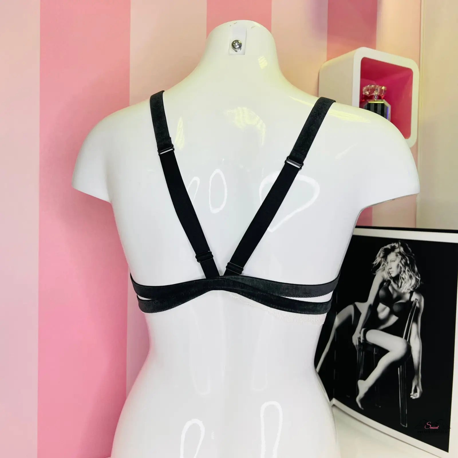 Manek s černým krajkovým červeným bralette s nastavitelnými popruhy, inspirovaný Agent Provocateur