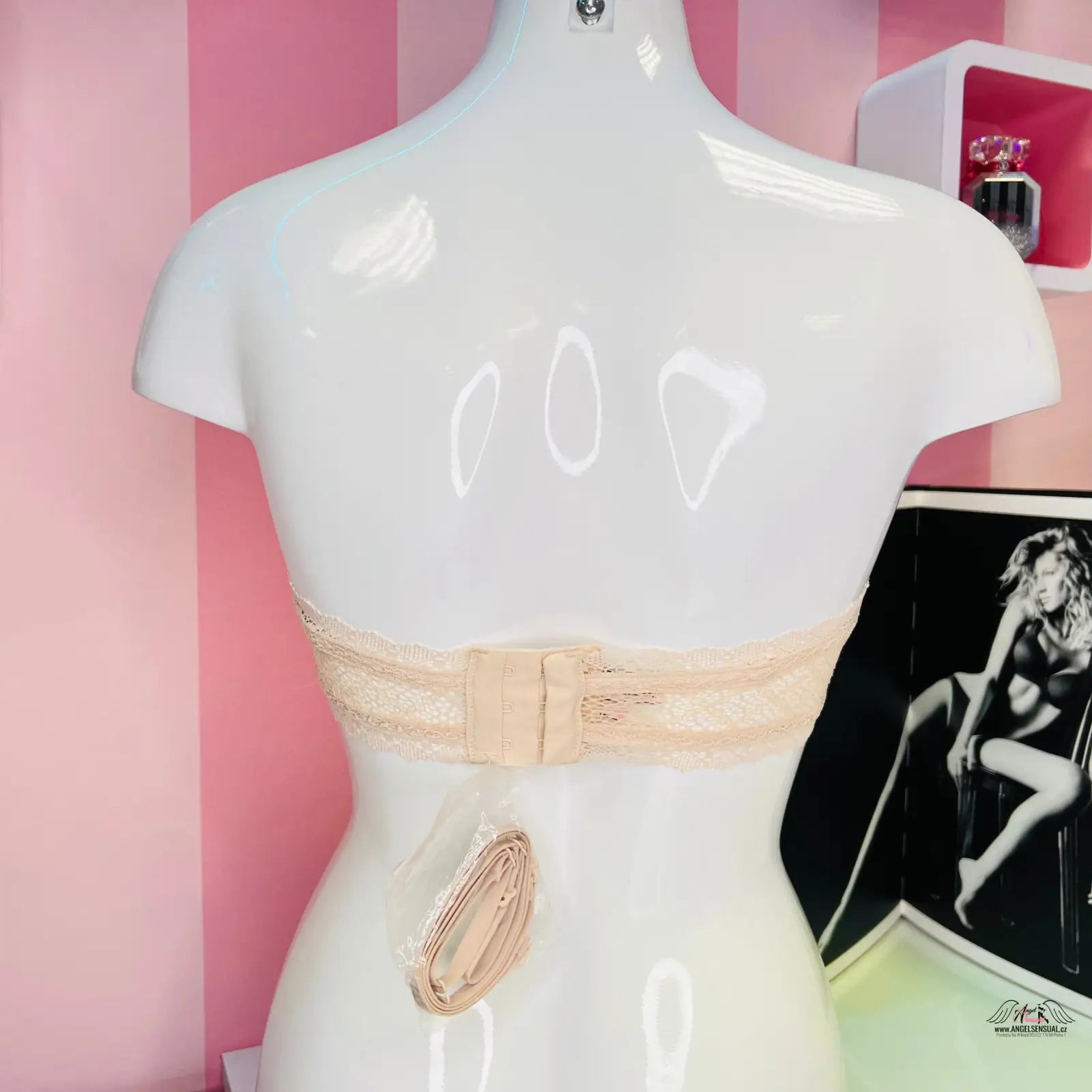 Manek s růžovo-bílou pruhovanou stěnou, krajková braletka ve stylu Agent Provocateur