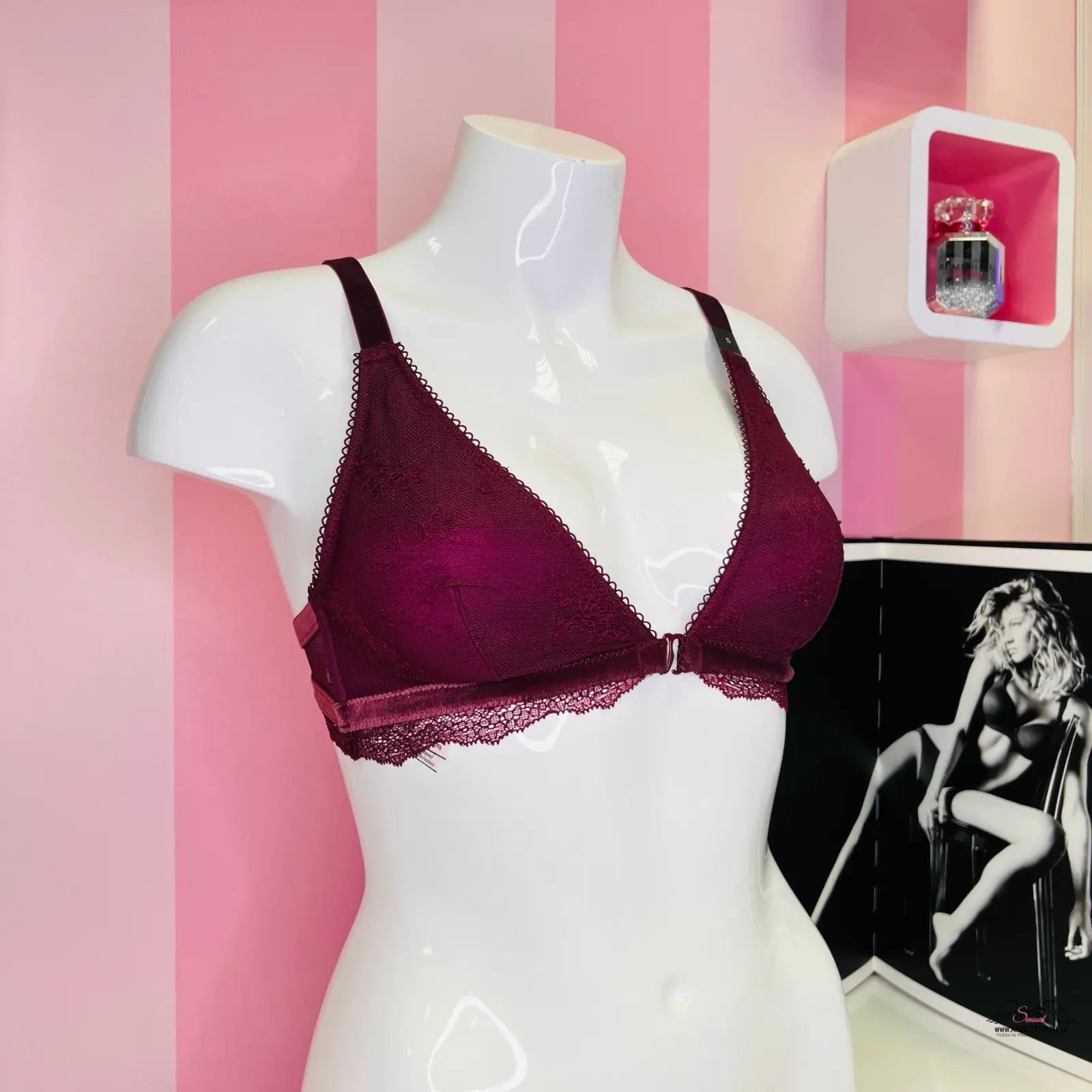 Krajkový červený bralette Victoria’s Secret na modelce v růžové místnosti