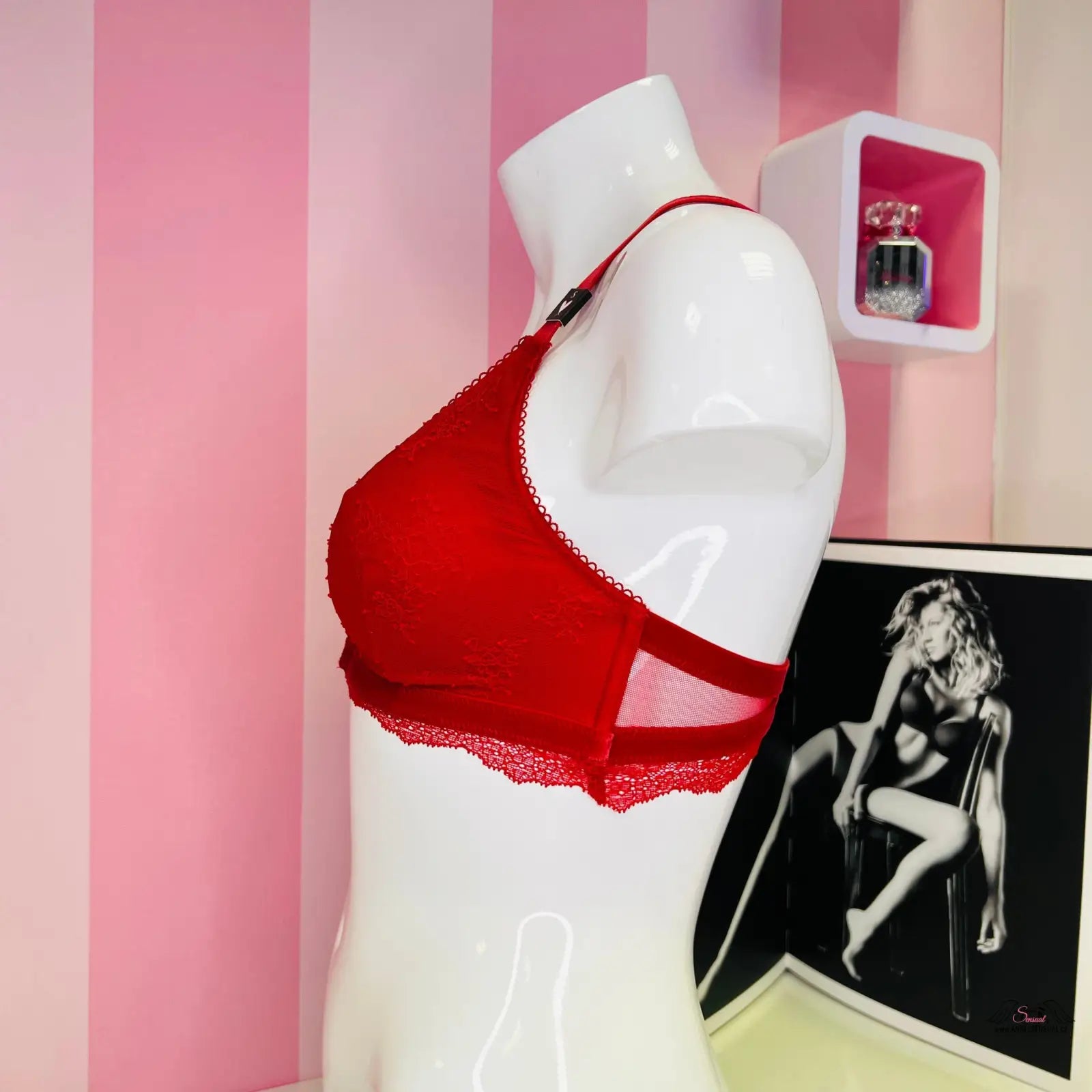 Krajkový červený bralette Victoria’s Secret s nastavitelnými popruhy a agent provocateur stylu
