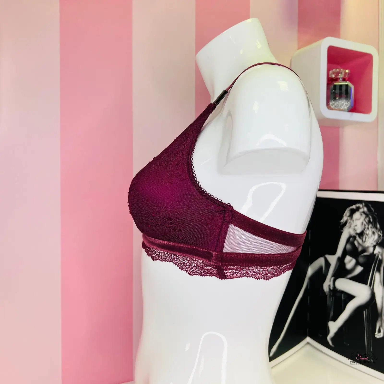 Manekýn s krajkovým červeným bralette s nastavitelnými popruhy a obrázkem ženy