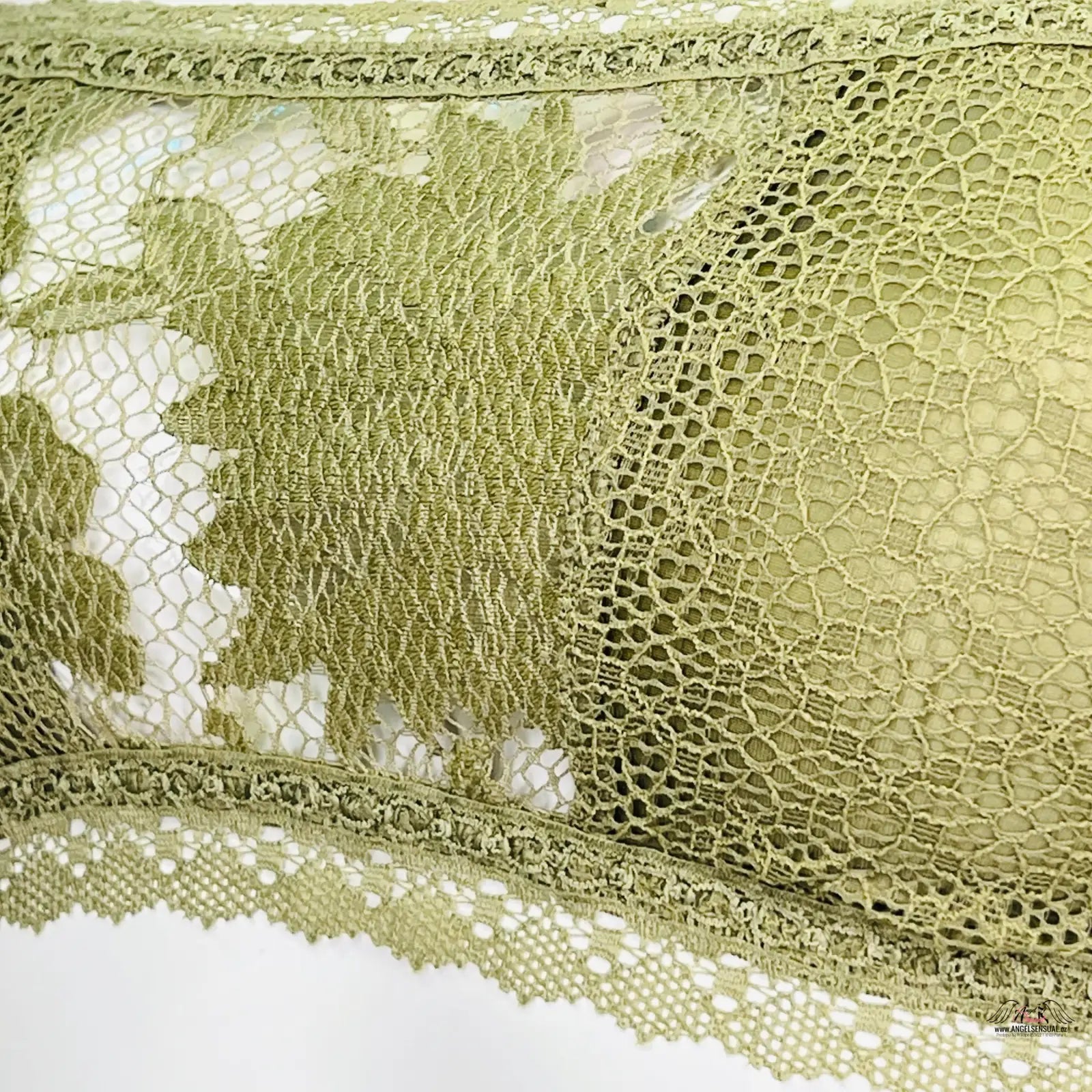 Zelená krajková braletka ve stylu agent provocateur na bílém pozadí