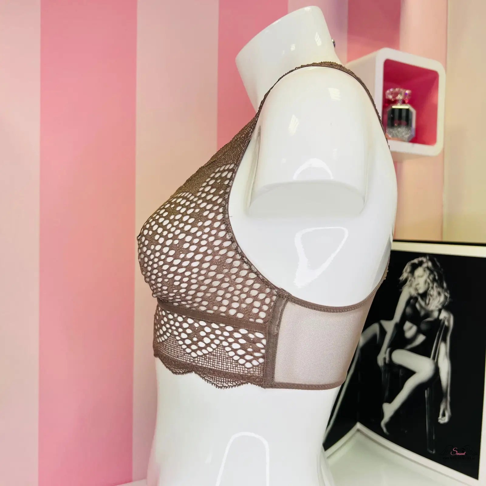 Manekýn s velmi sexy bralette Victoria’s Secret a obrázek ženy v braletce