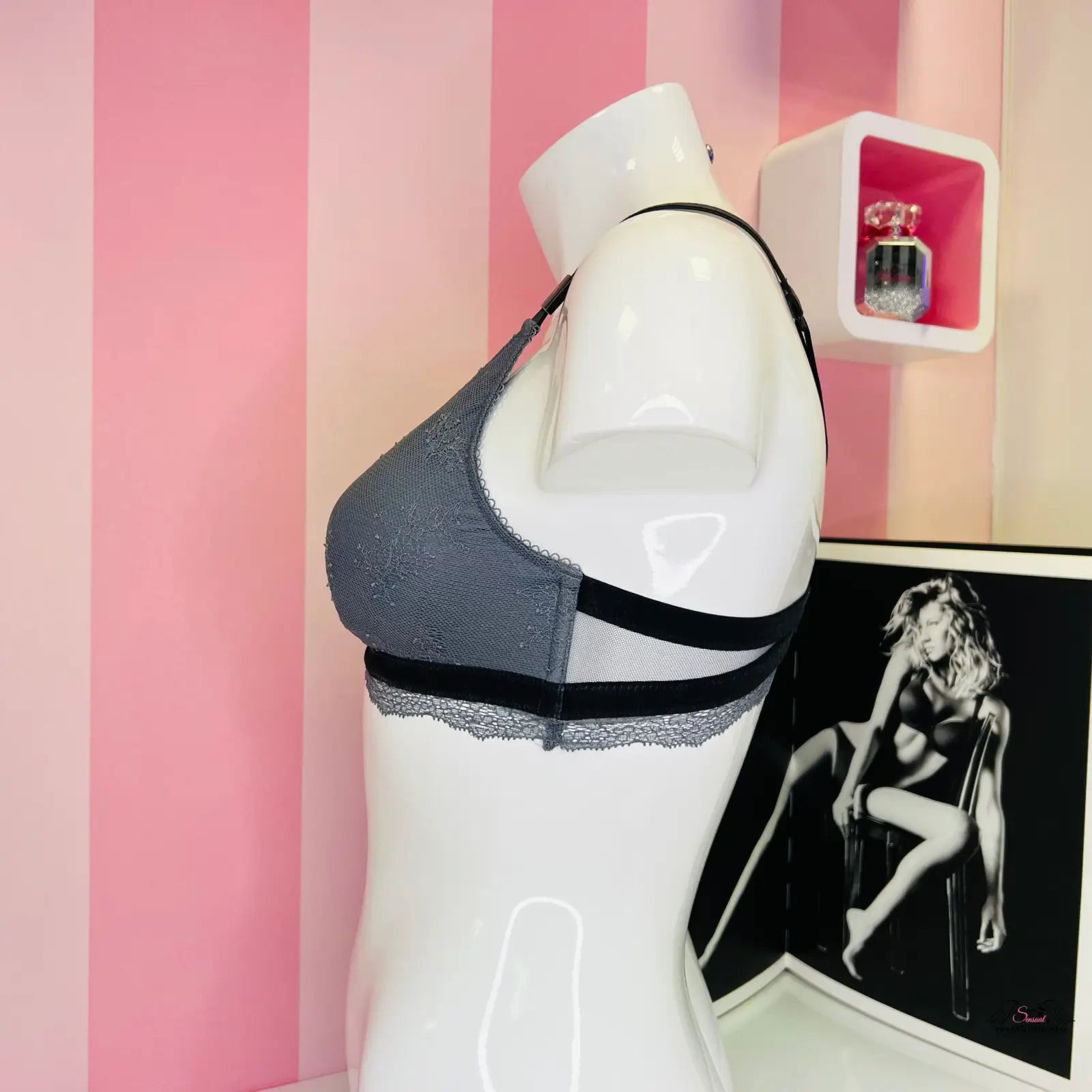 Manekýn s krajkovým červeným bralette s nastavitelnými popruhy a obrázek ženy