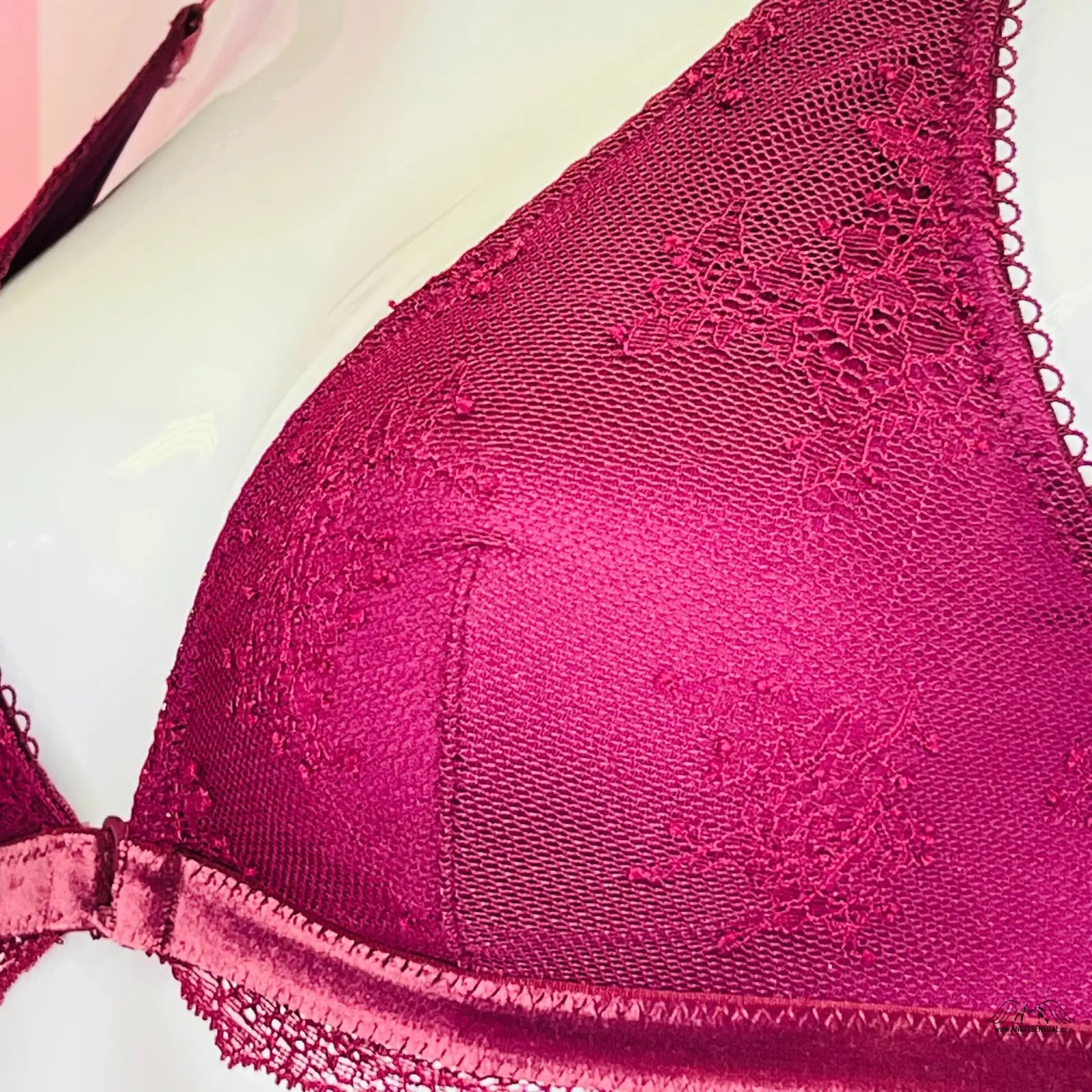 Krajkový červený bralette Victoria’s Secret s nastavitelnými popruhy a růžovým designem