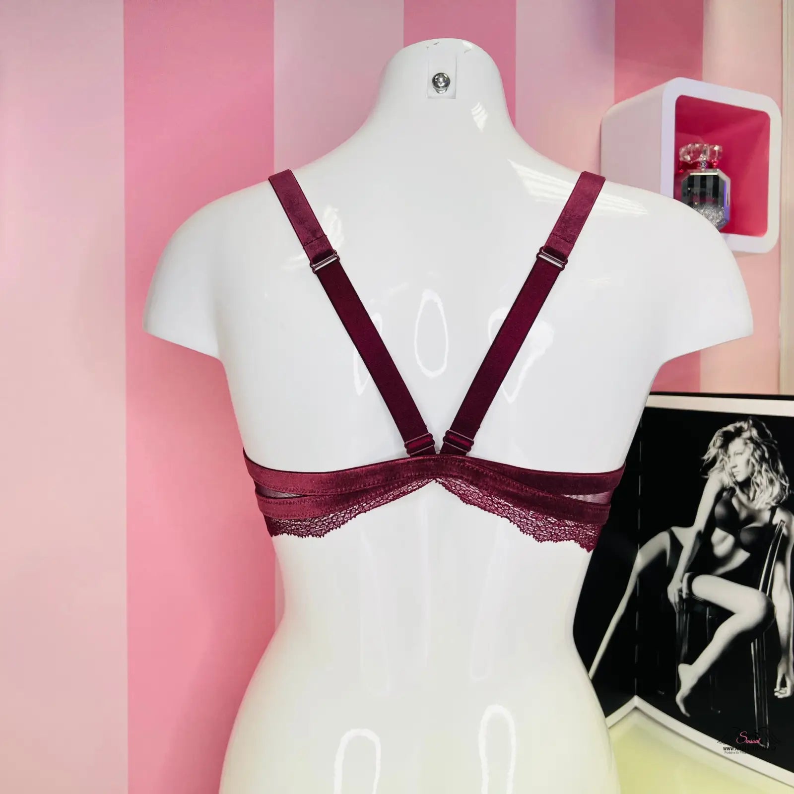Manekýn s krajkovým červeným bralette Agent Provocateur s nastavitelnými popruhy