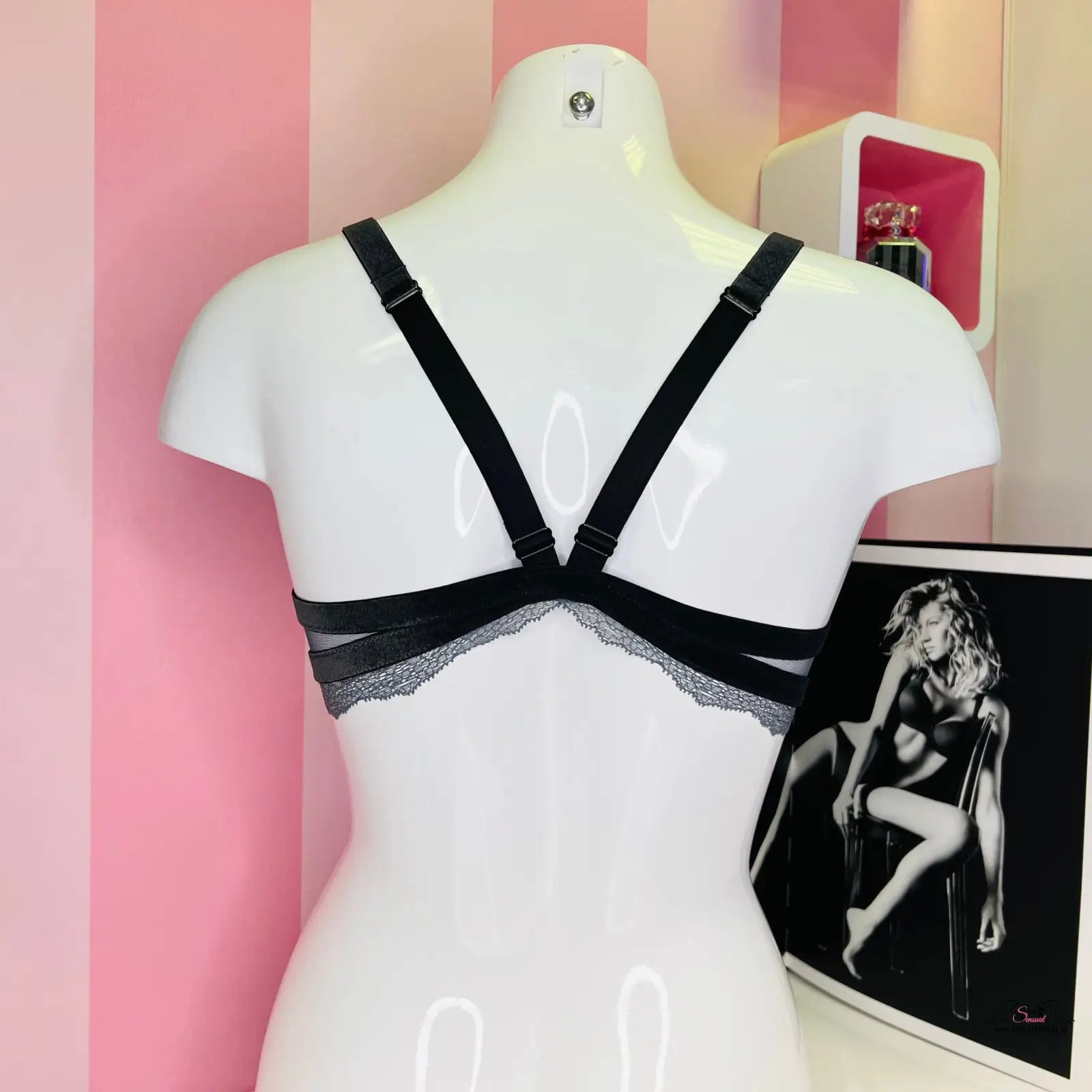 Arafed mannequin s krajkovým červeným bralette a černobílou fotografií, Victoria’s Secret