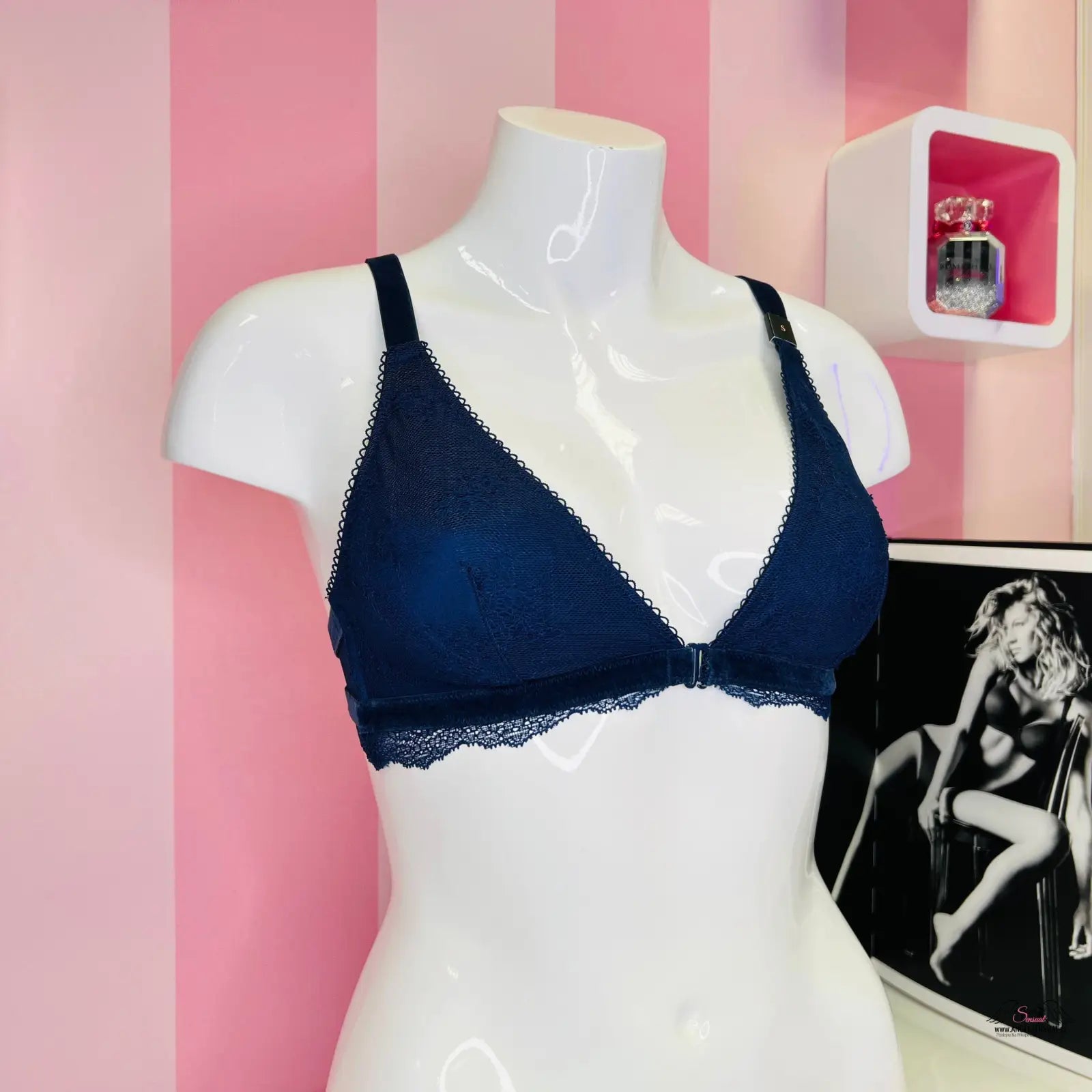 Arafed mannequin v krajkovém červeném bralette s nastavitelnými popruhy a černými kalhotkami