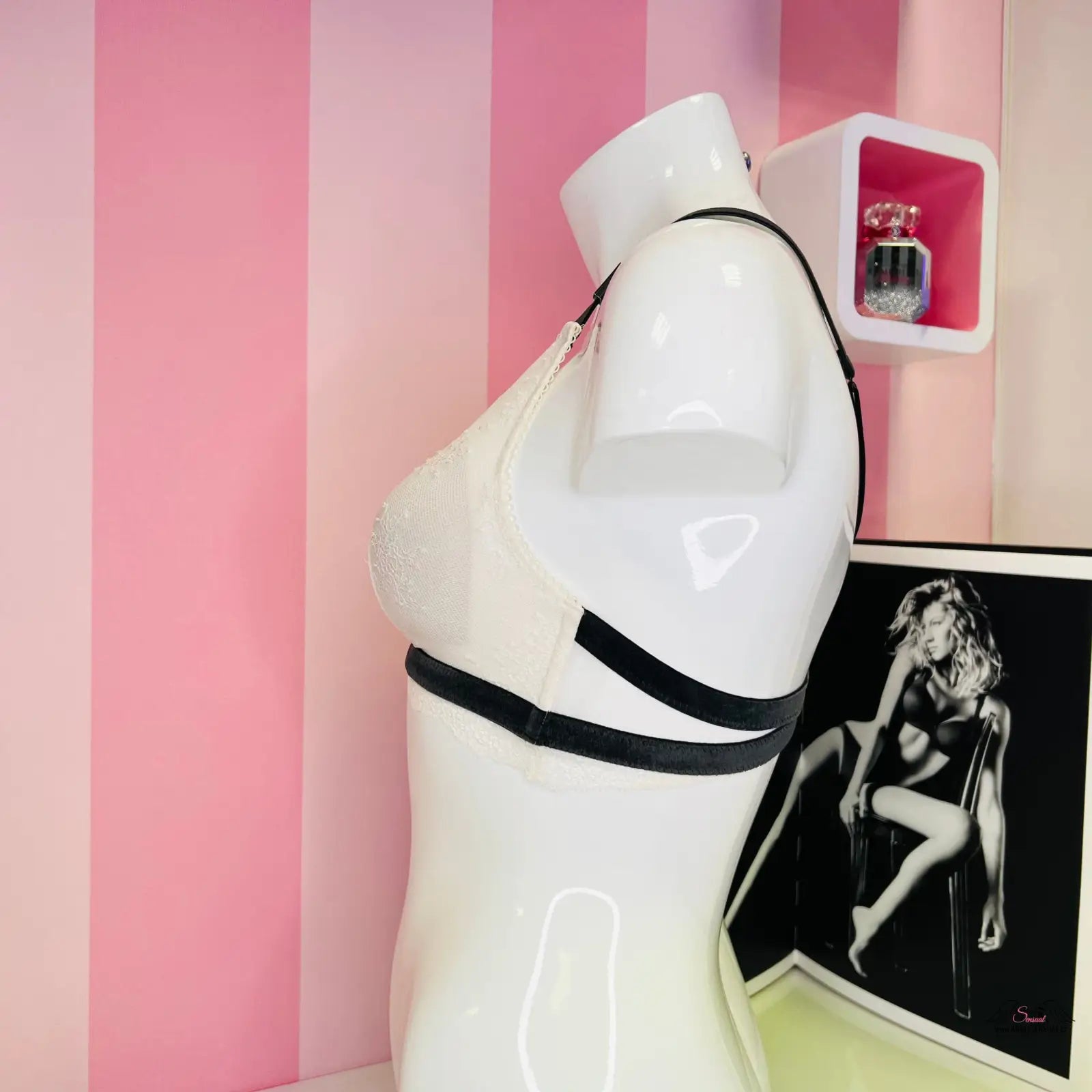 Manekýn s obrázkem ženy, krajkový červený bralette s nastavitelnými popruhy