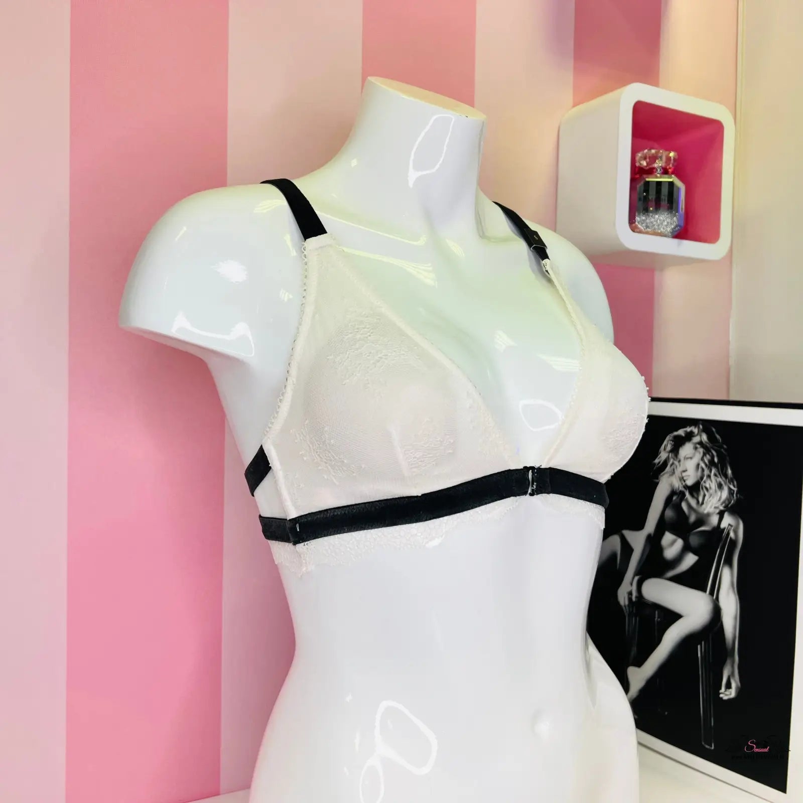 Manekýn s růžovou stěnou v místnosti, krajkový červený bralette s nastavitelnými popruhy
