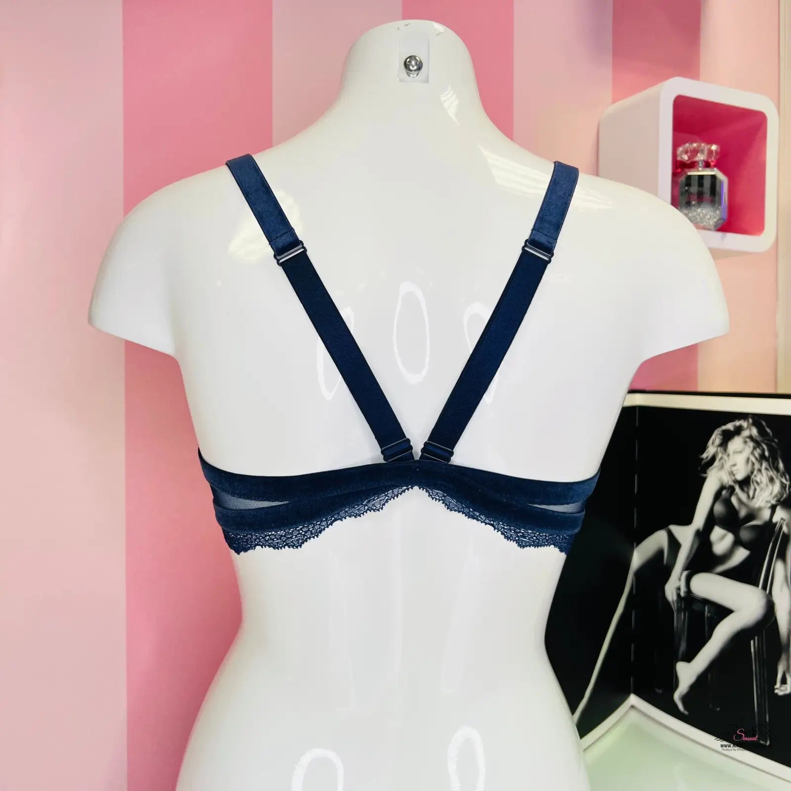 Mannequin s krajkovým červeným bralette s nastavitelnými popruhy a obrázek ženy