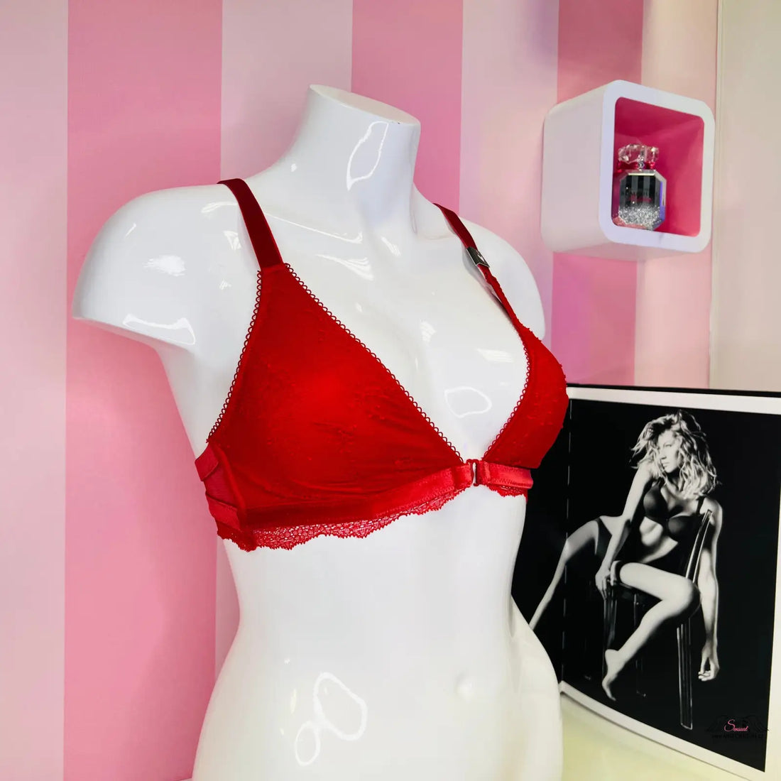 Krajkový červený bralette Victoria’s Secret s černobílou fotografií ženy, nastavitelnými popruhy