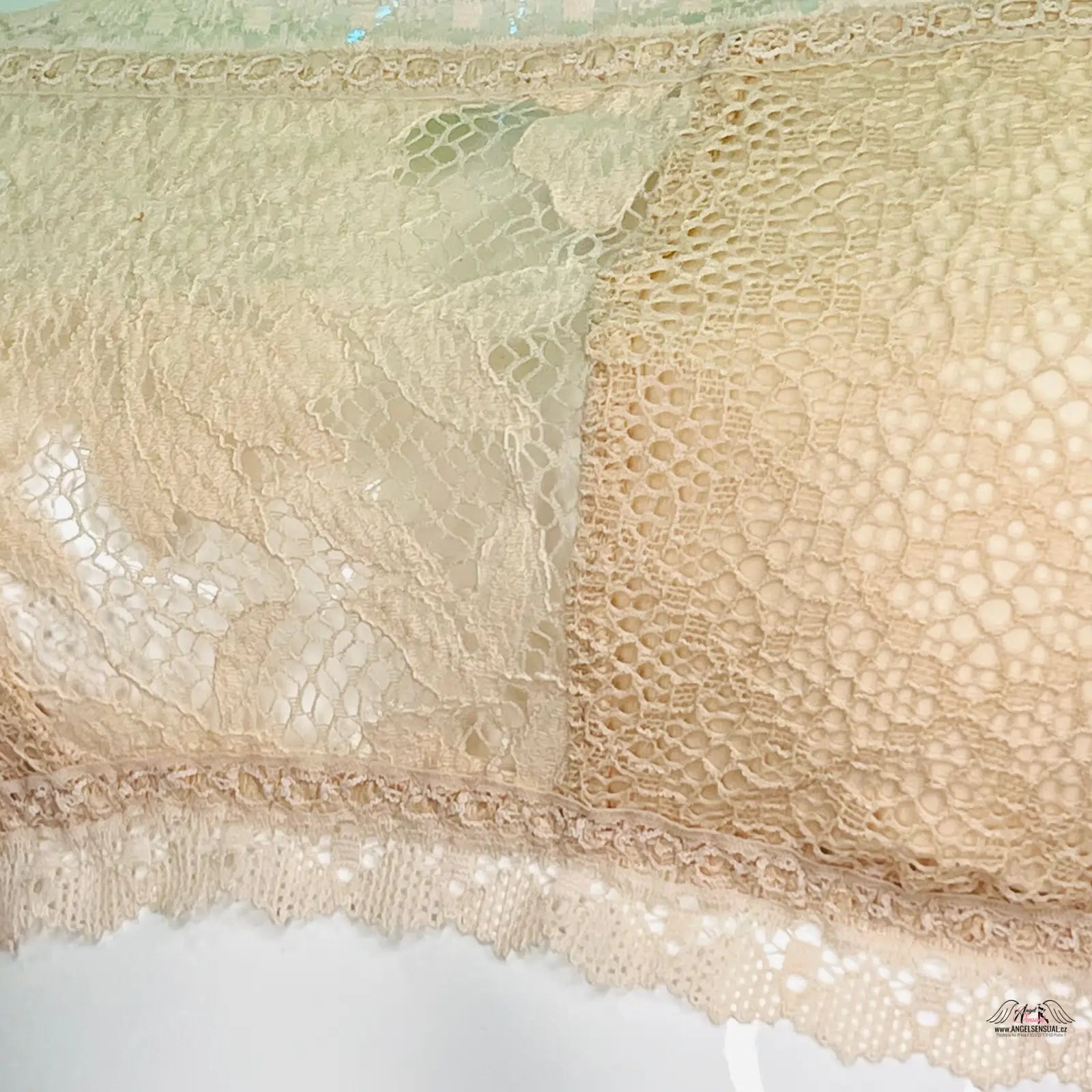 Detail krajková braletka ve stylu agent provocateur na bílé ploše