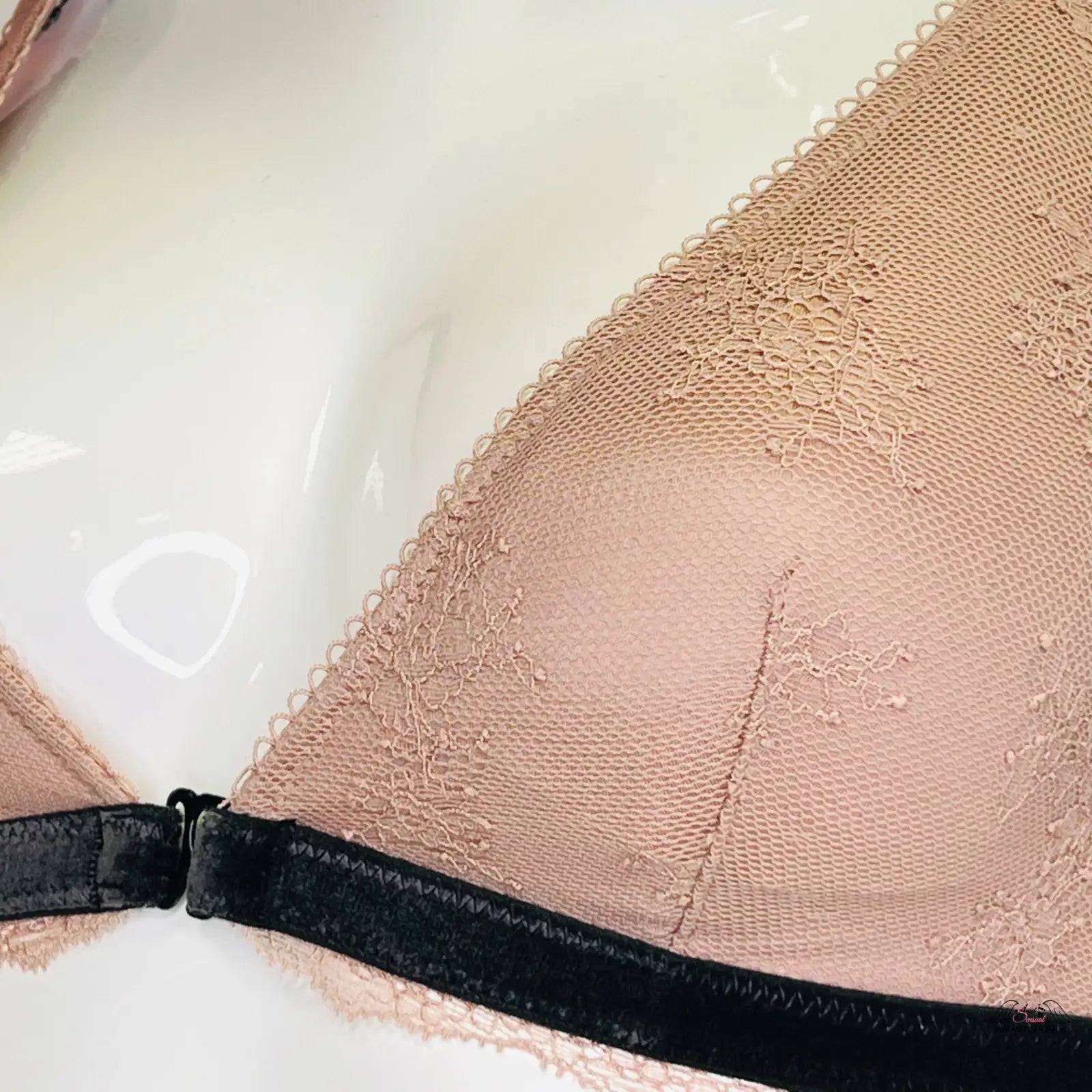 Krajkový červený bralette Victoria’s Secret s černou stuhou a nastavitelnými popruhy