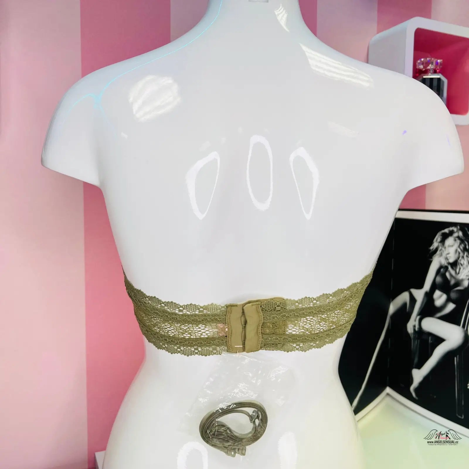 Manne s krajkovou braletkou ve stylu agent provocateur s zlatým páskem a černobílou fotografií