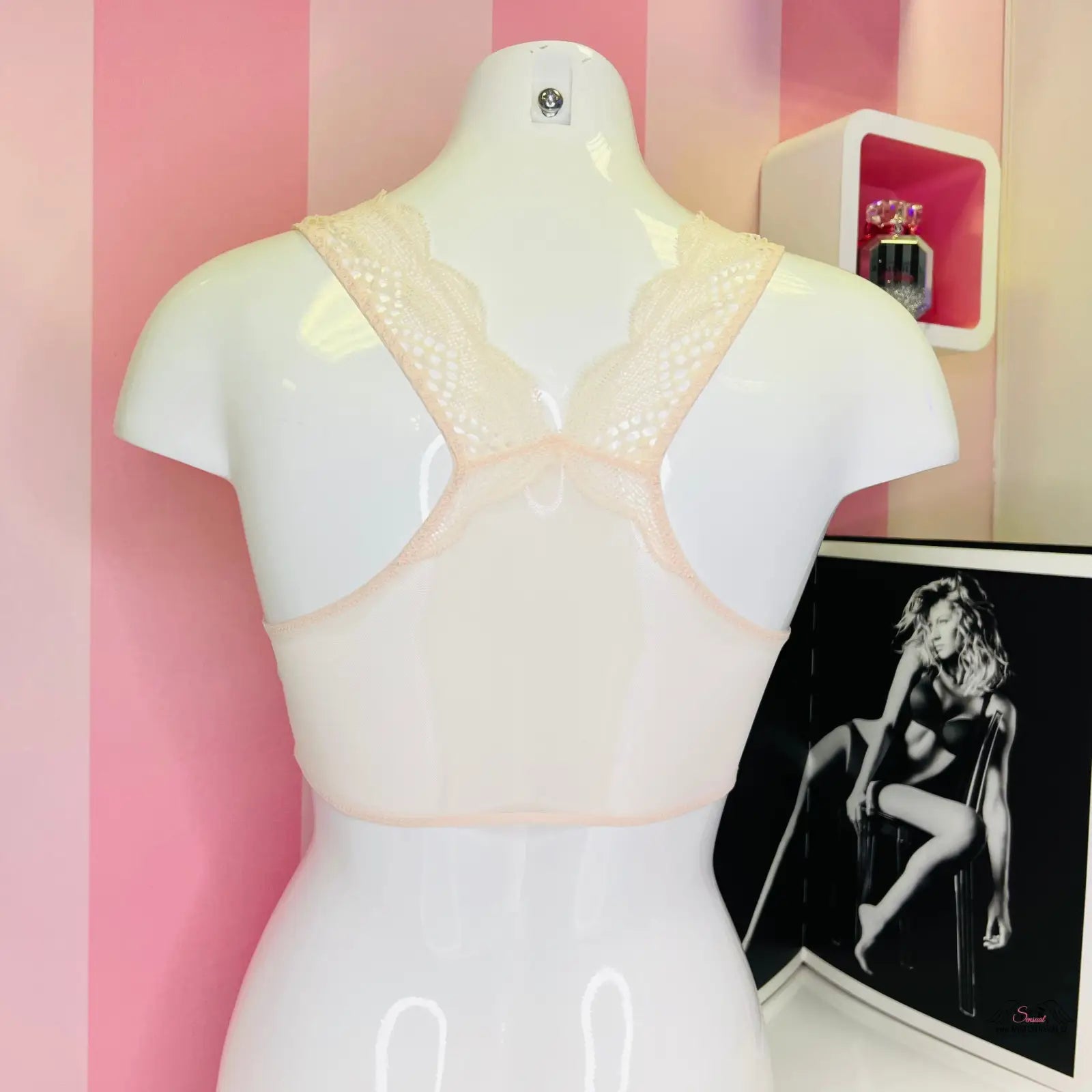 Manekýn s růžovo-bílou pruhovanou stěnou a Victoria’s Secret braletkou krajkovou