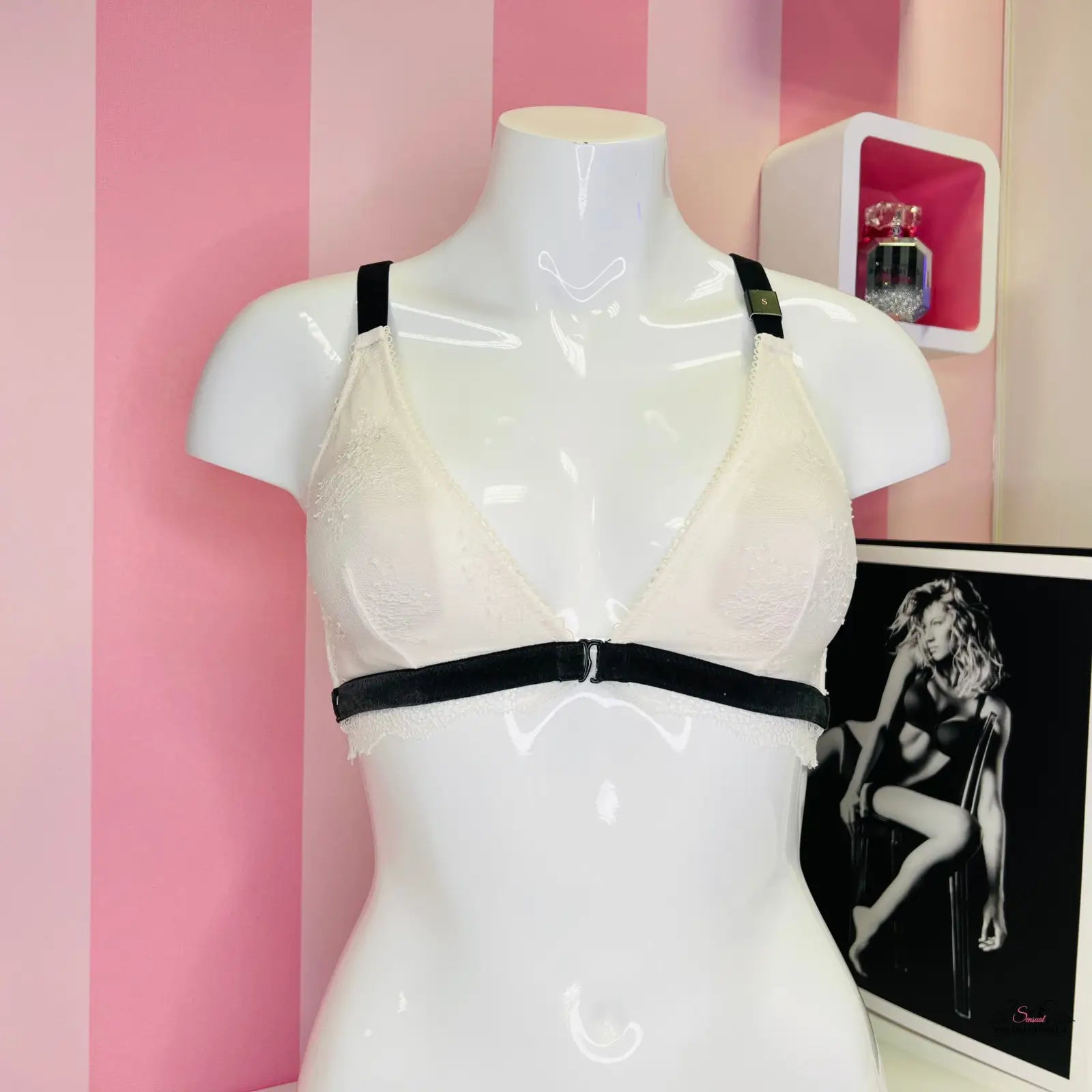 Manek s krajkovým červeným bralette s nastavitelnými popruhy z Victoria’s Secret