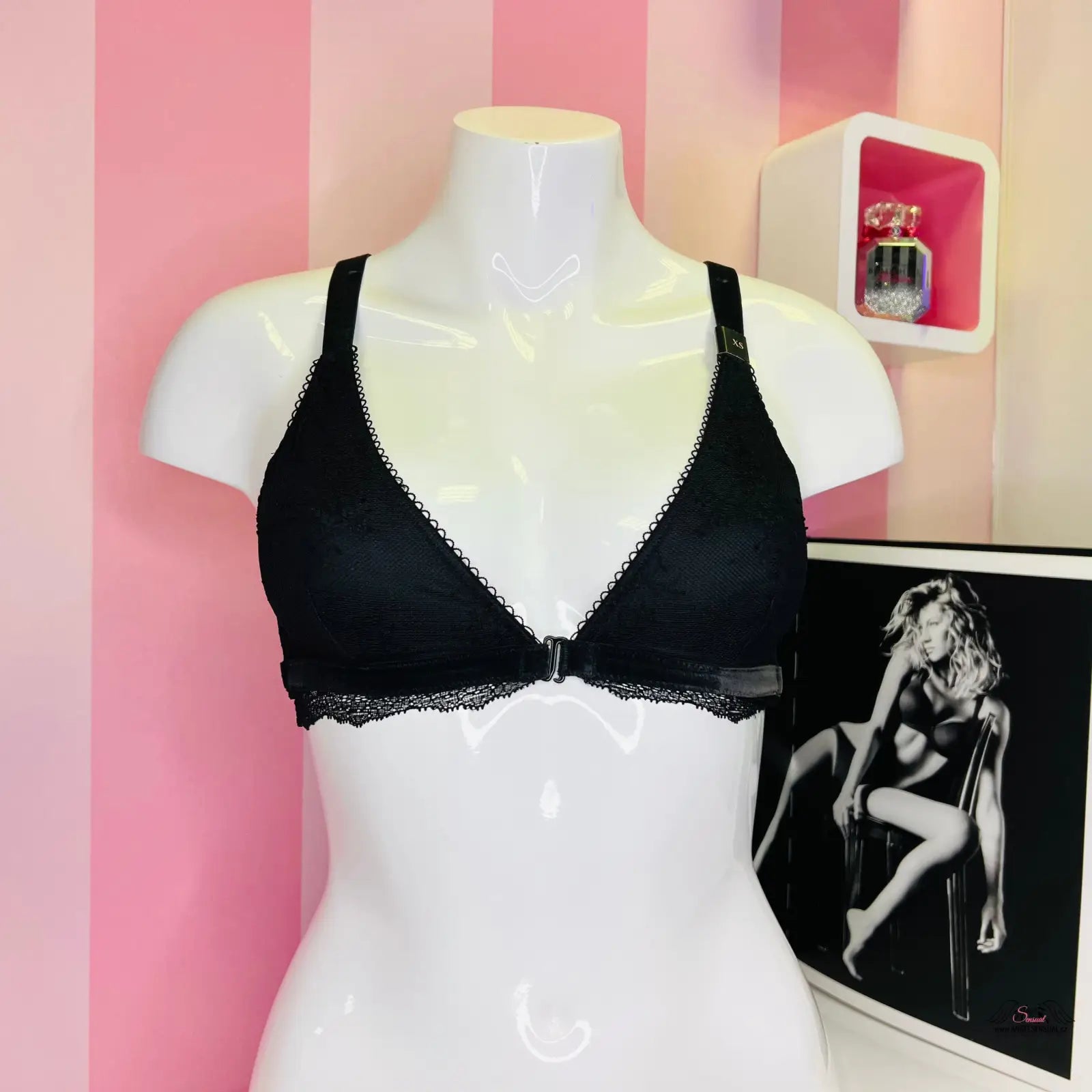 Detail krajkový červený bralette s nastavitelnými popruhy na mannequinovi