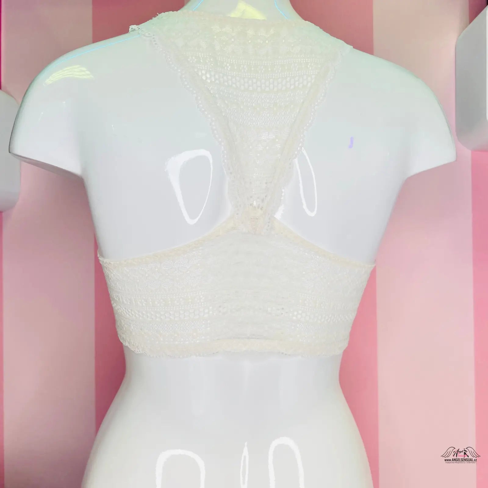 Detailní záběr na modelku s bílou krajkovou braletkou Victoria’s Secret pro speciální příležitosti