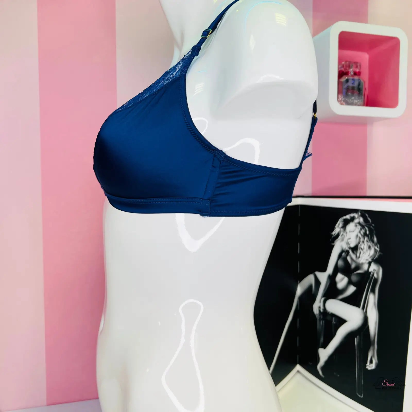Lesklá krajková braletka Victoria’s Secret s ozdobnou krajkou v námořnické modři