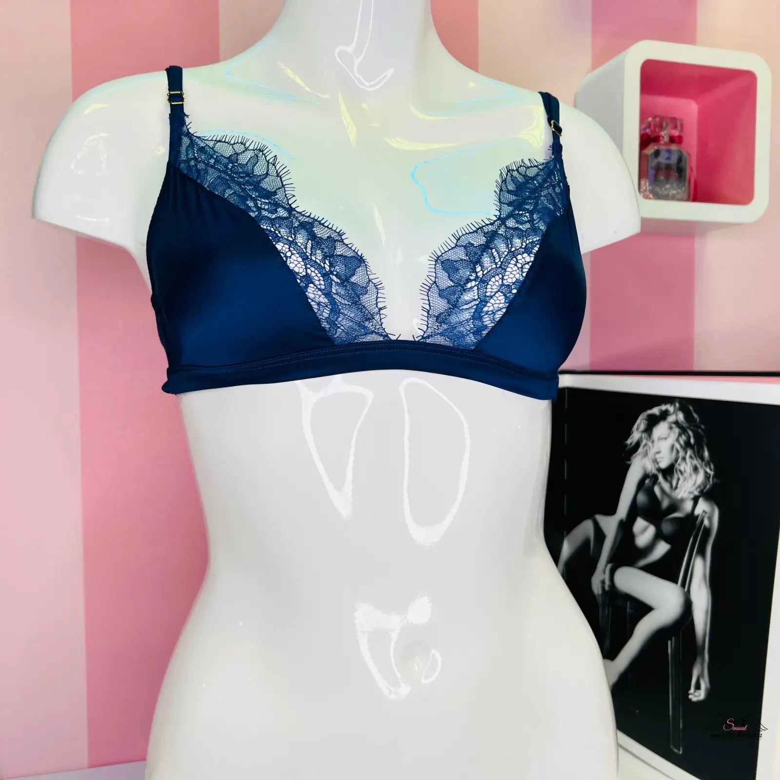 Navy blue lesklá krajková braletka s ozdobnou krajkou od Victoria’s Secret