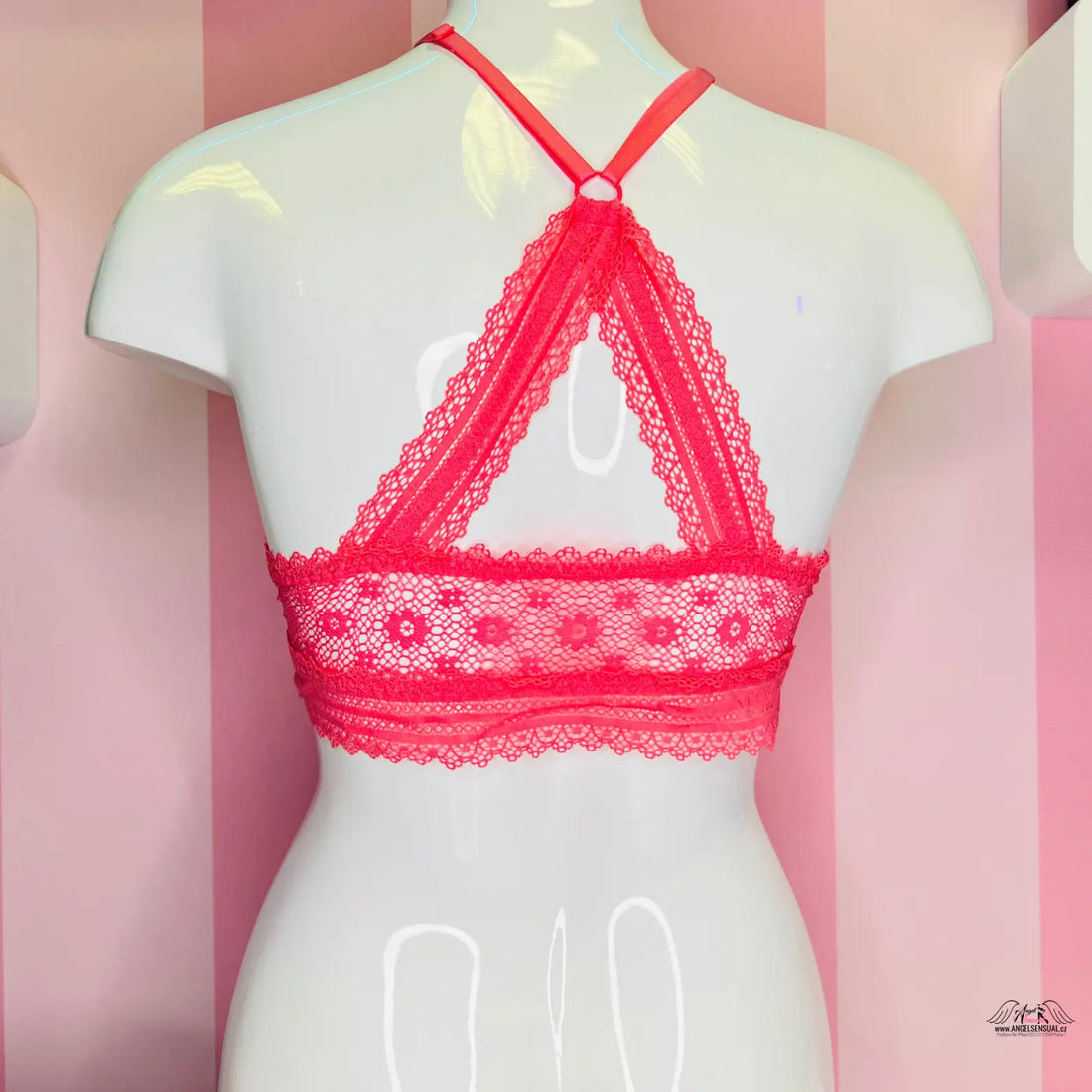 Victoria’s Secret luxusní krajková braletka s růžovými krajkovými podprseni na modelu